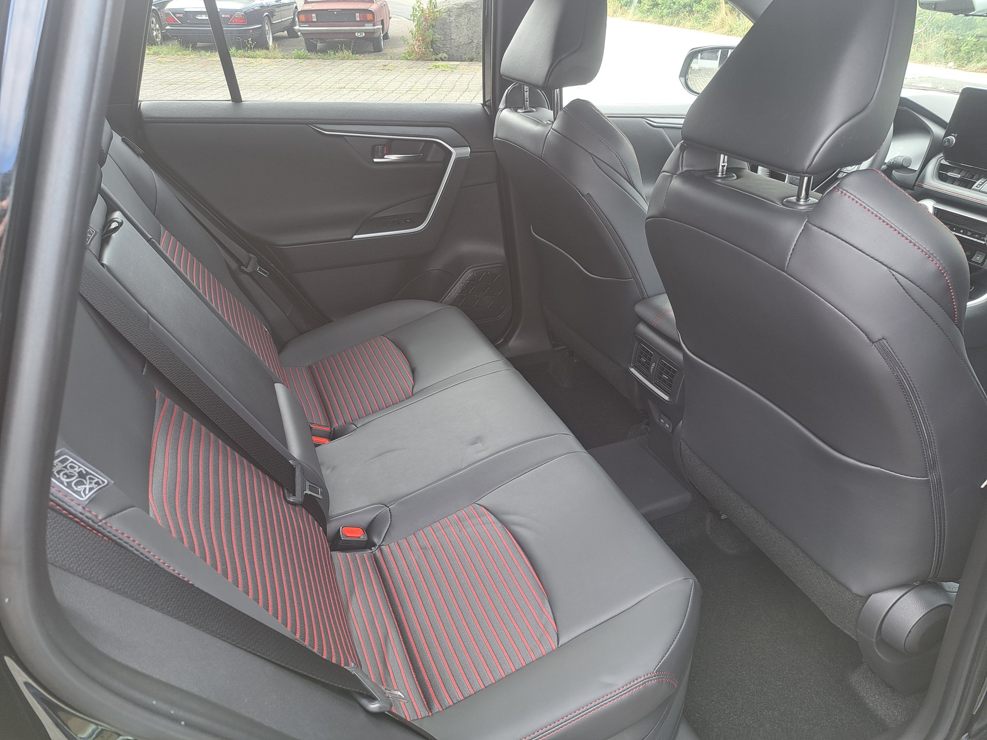 TOYOTA RAV-4 2.5 PHEV Premium e-CVT 4WD-image-12