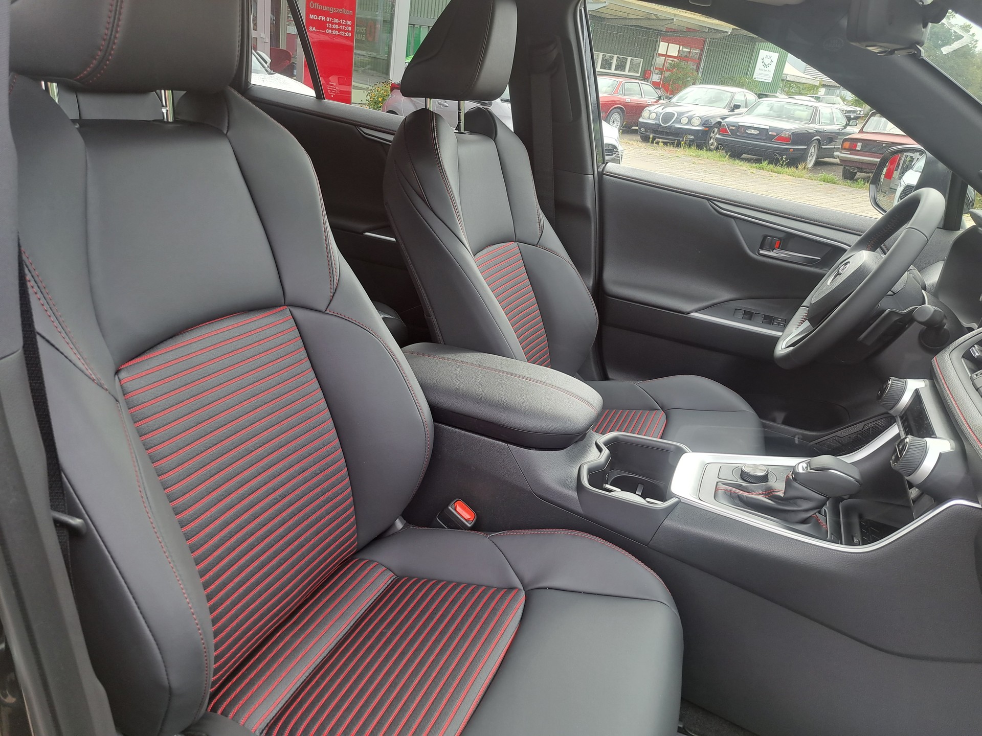 TOYOTA RAV-4 2.5 PHEV Premium e-CVT 4WD-image-11