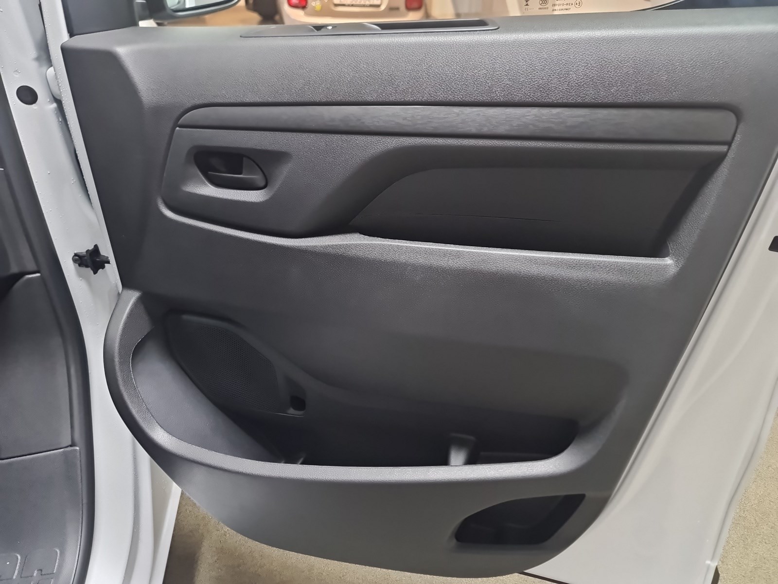 FIAT E-Scudo L2 50 kWh Base Swiss Edition-image-11