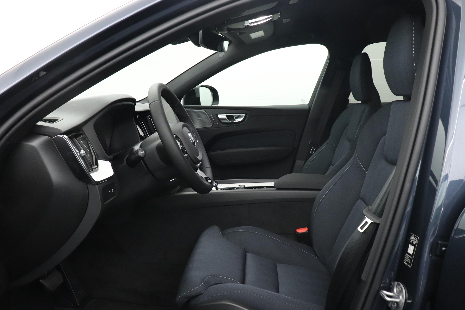 VOLVO XC60 2.0 T6 TE Plus Dark eAWD-image-6