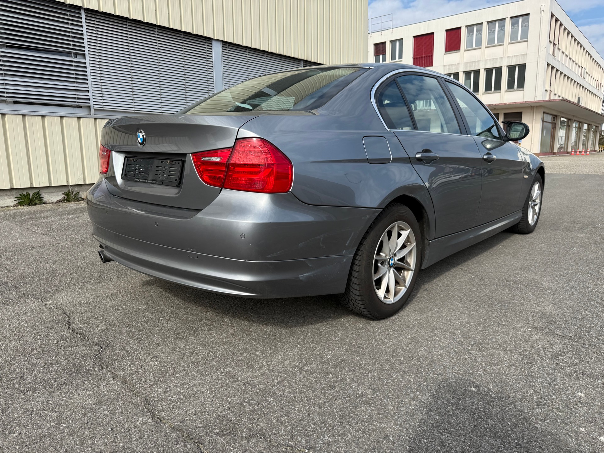 BMW 316i Dynamic Edition-image-2