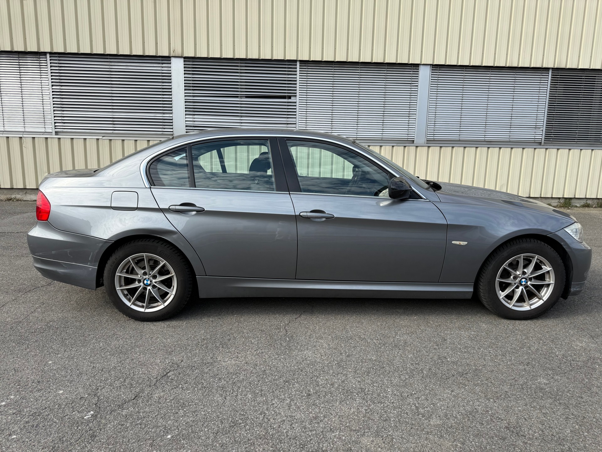 BMW 316i Dynamic Edition-image-5