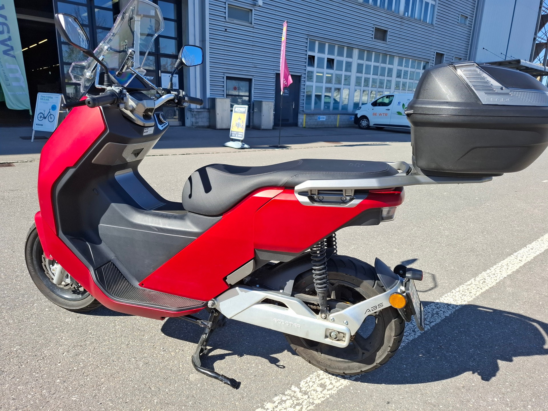 ECOOTER mit Scheibe, Rack und Top Case GIVI-showroom-element-2