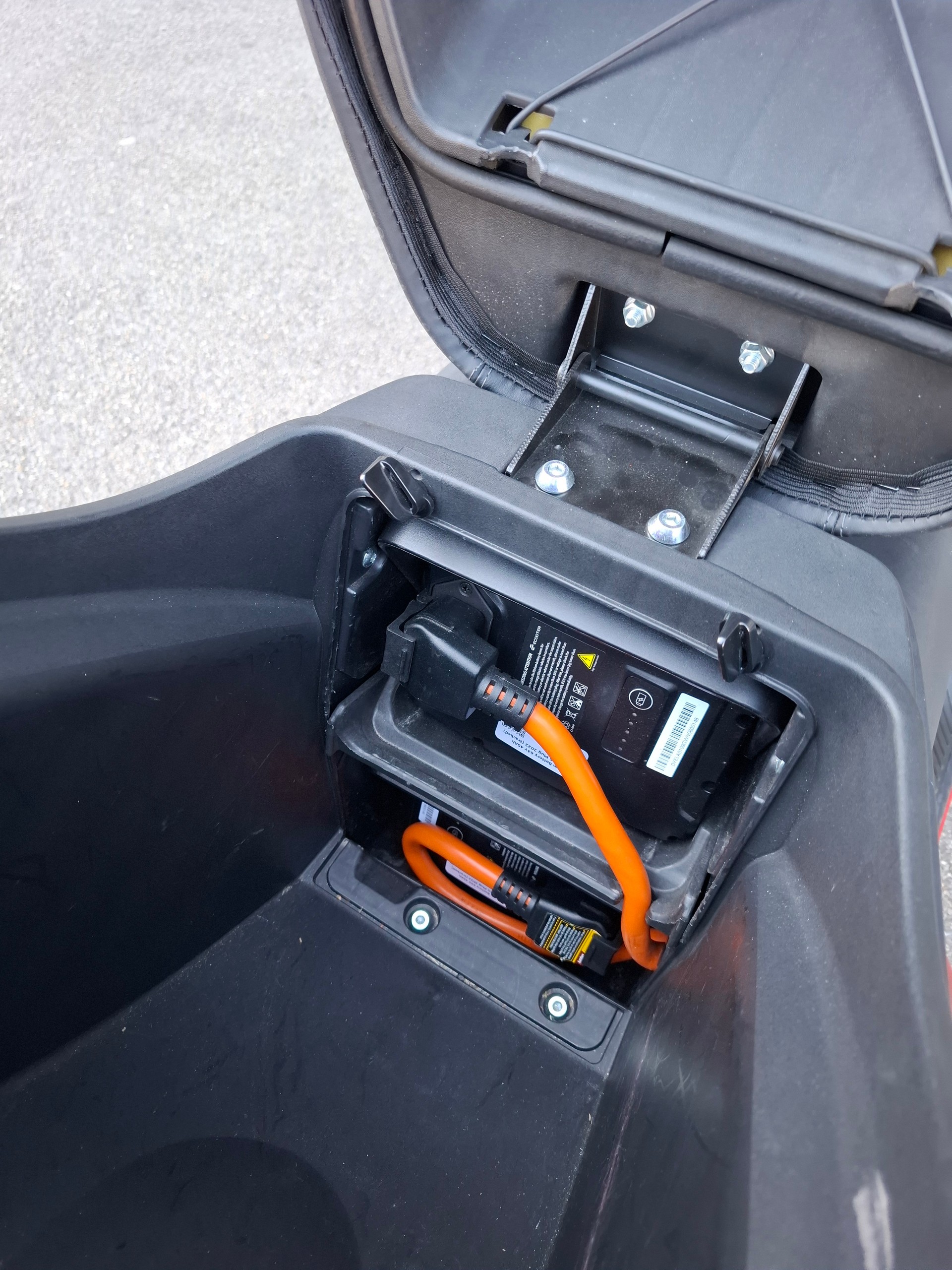 ECOOTER mit Scheibe, Rack und Top Case GIVI-image-6