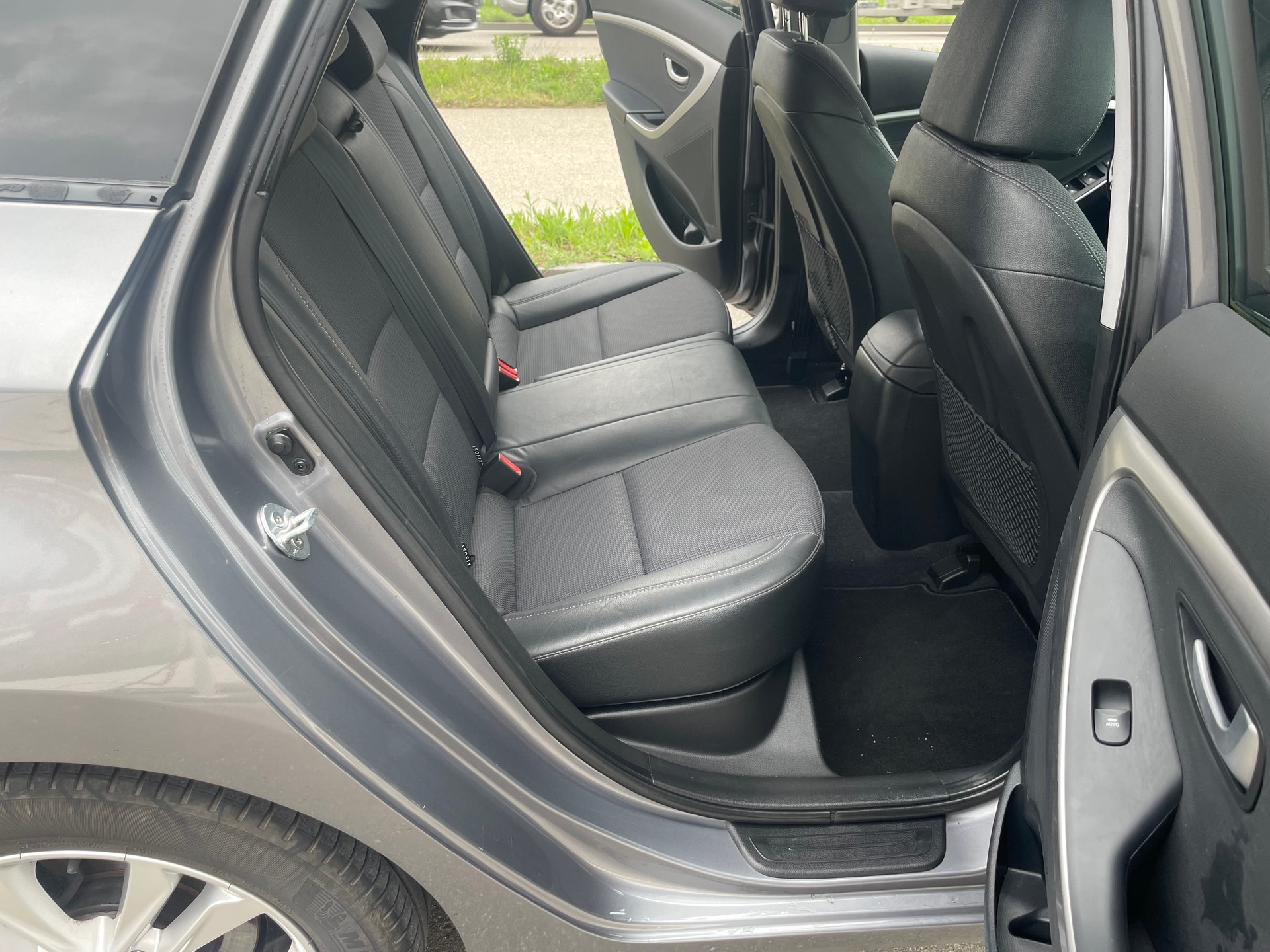 HYUNDAI i30 Wagon 1.6 GDI Style Automatic-image-9