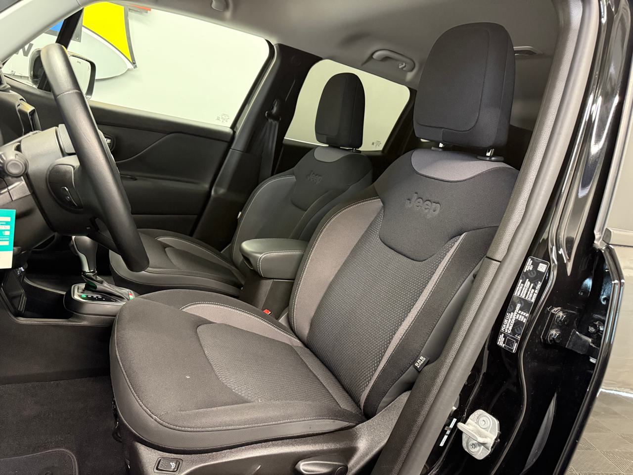 JEEP Renegade 1.5 Turbo MHEV Limited-showroom-element-3