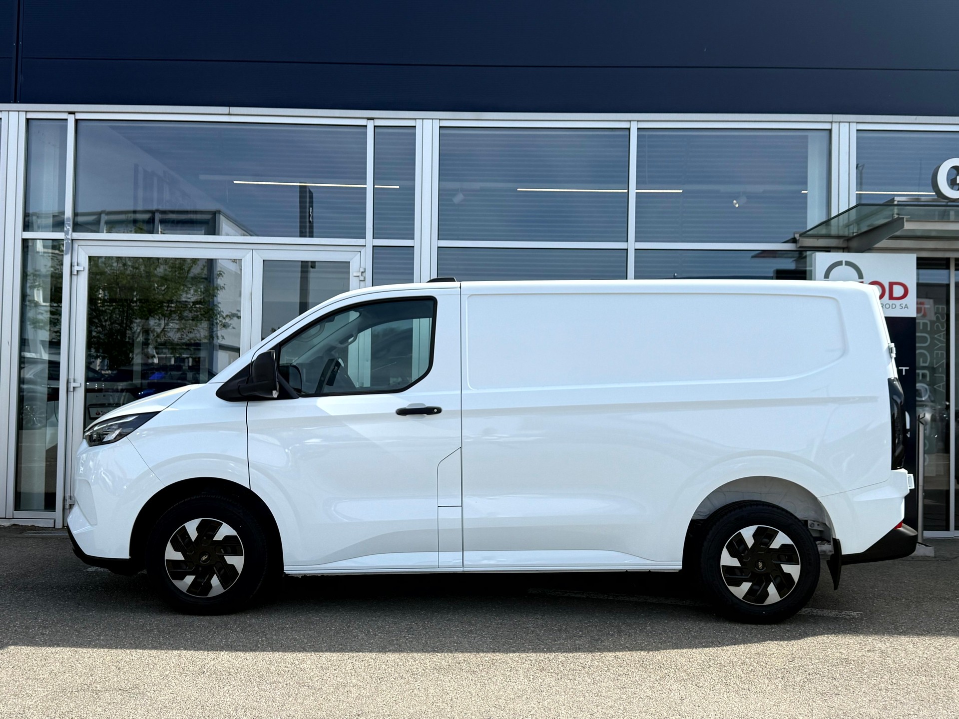 FORD Transit Custom Van PHEV 320 L1H1 Trend Automat-image-5