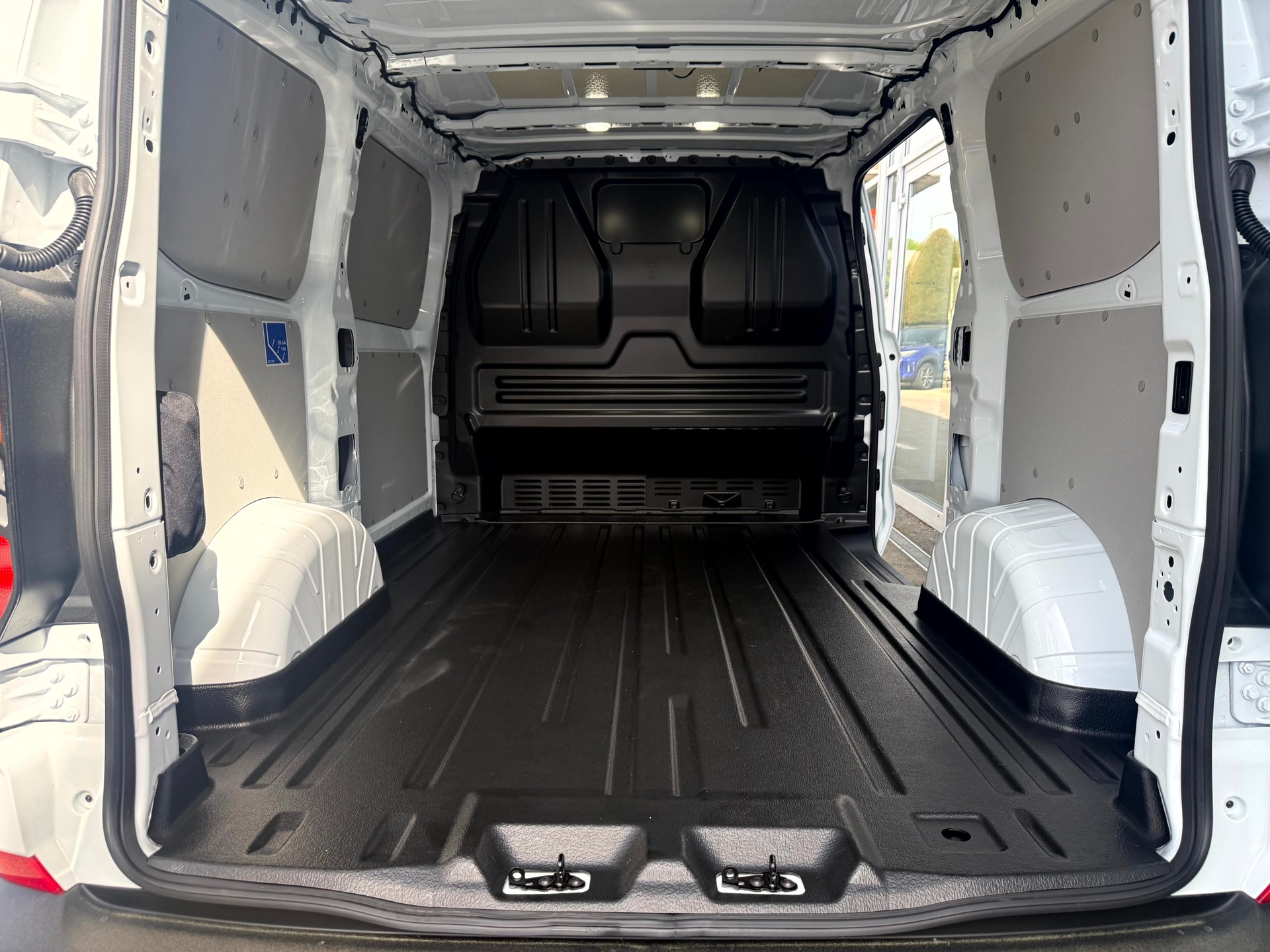 FORD Transit Custom Van PHEV 320 L1H1 Trend Automat-image-9