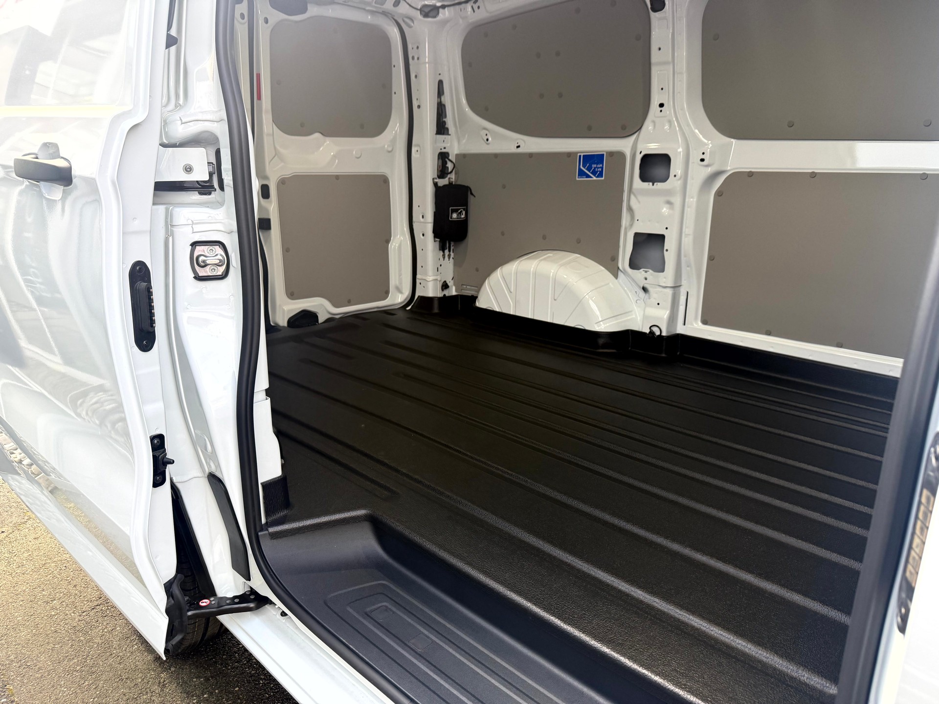 FORD Transit Custom Van PHEV 320 L1H1 Trend Automat-image-10