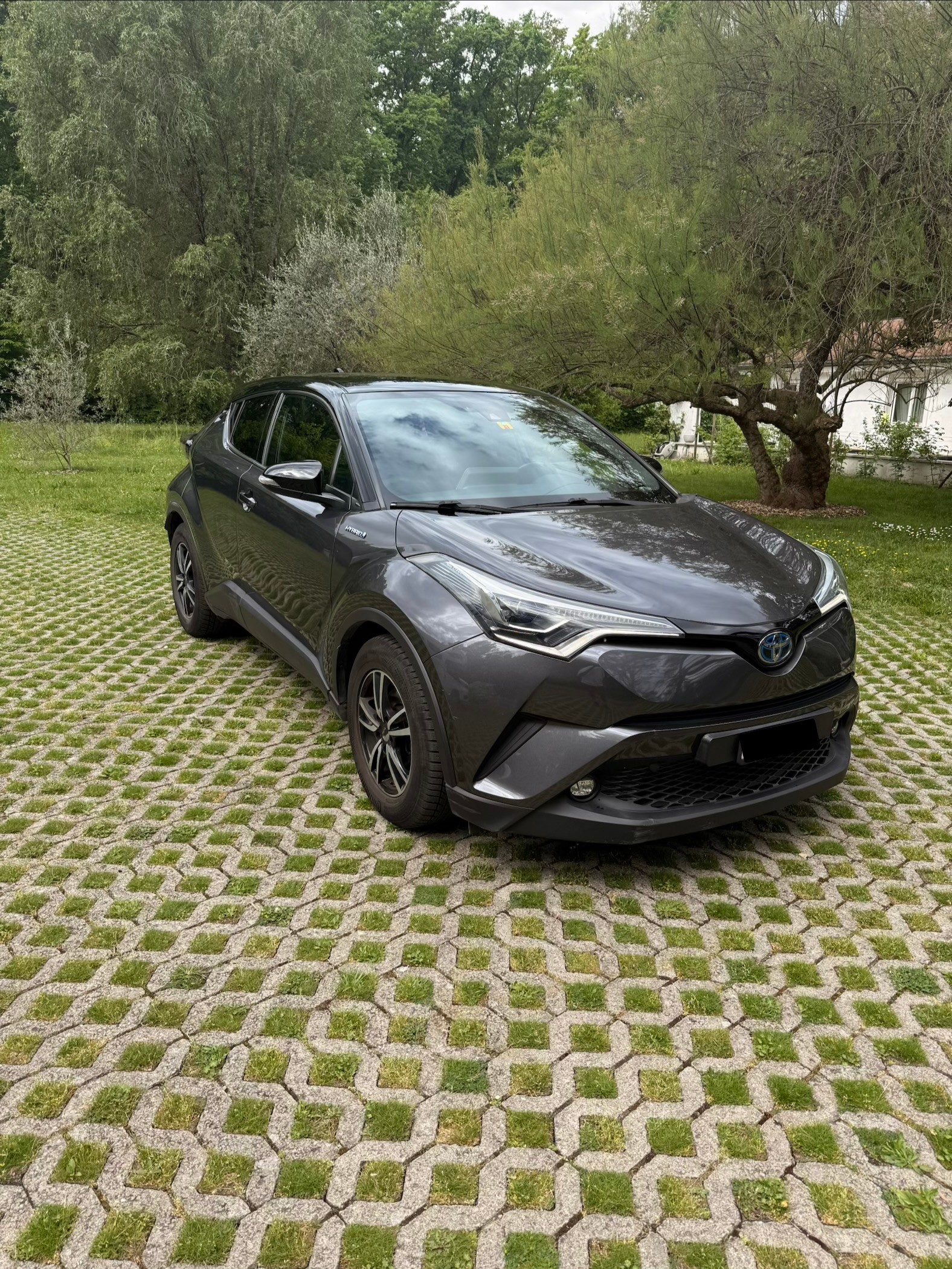TOYOTA 1.8 VVTi HSD Trend
