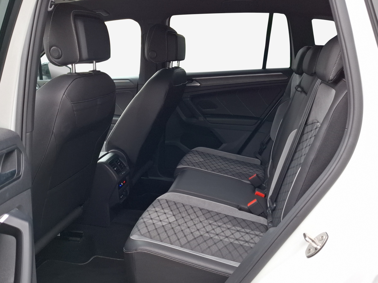 VW Tiguan 2.0 TDI SCR R-Line 4Motion DSG-image-8