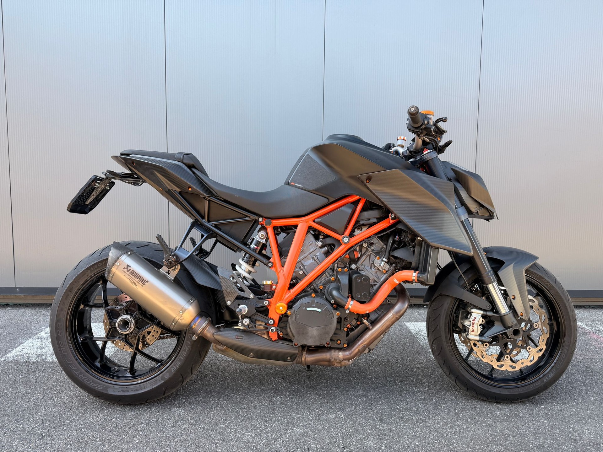 KTM 1290 Super Duke R-showroom-element-1