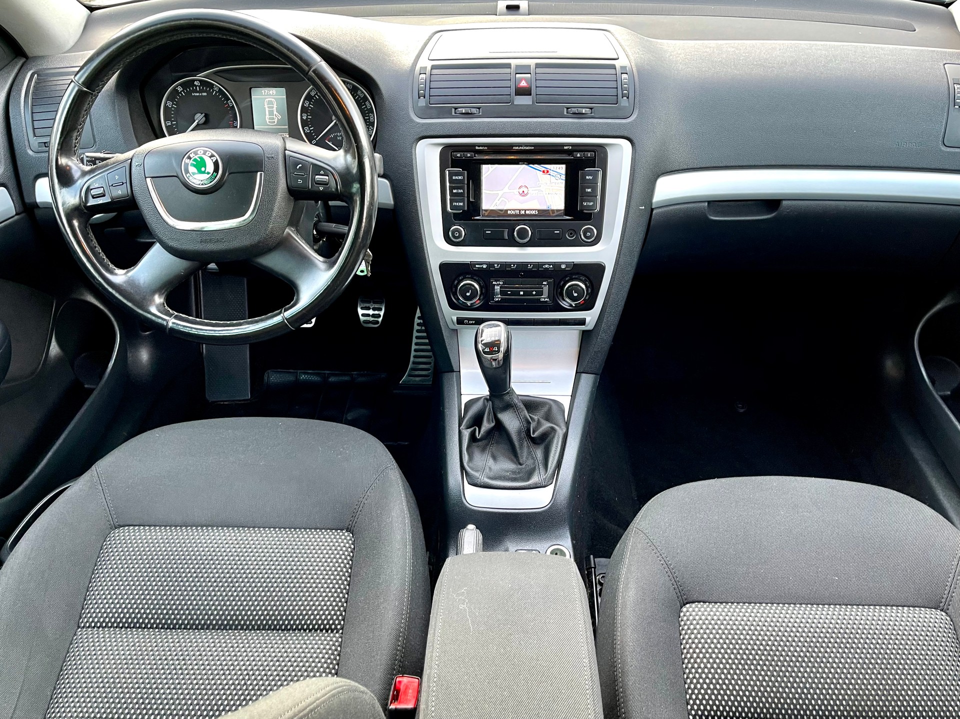 SKODA Octavia Combi 1.4 TSI Elegance DSG-image-1