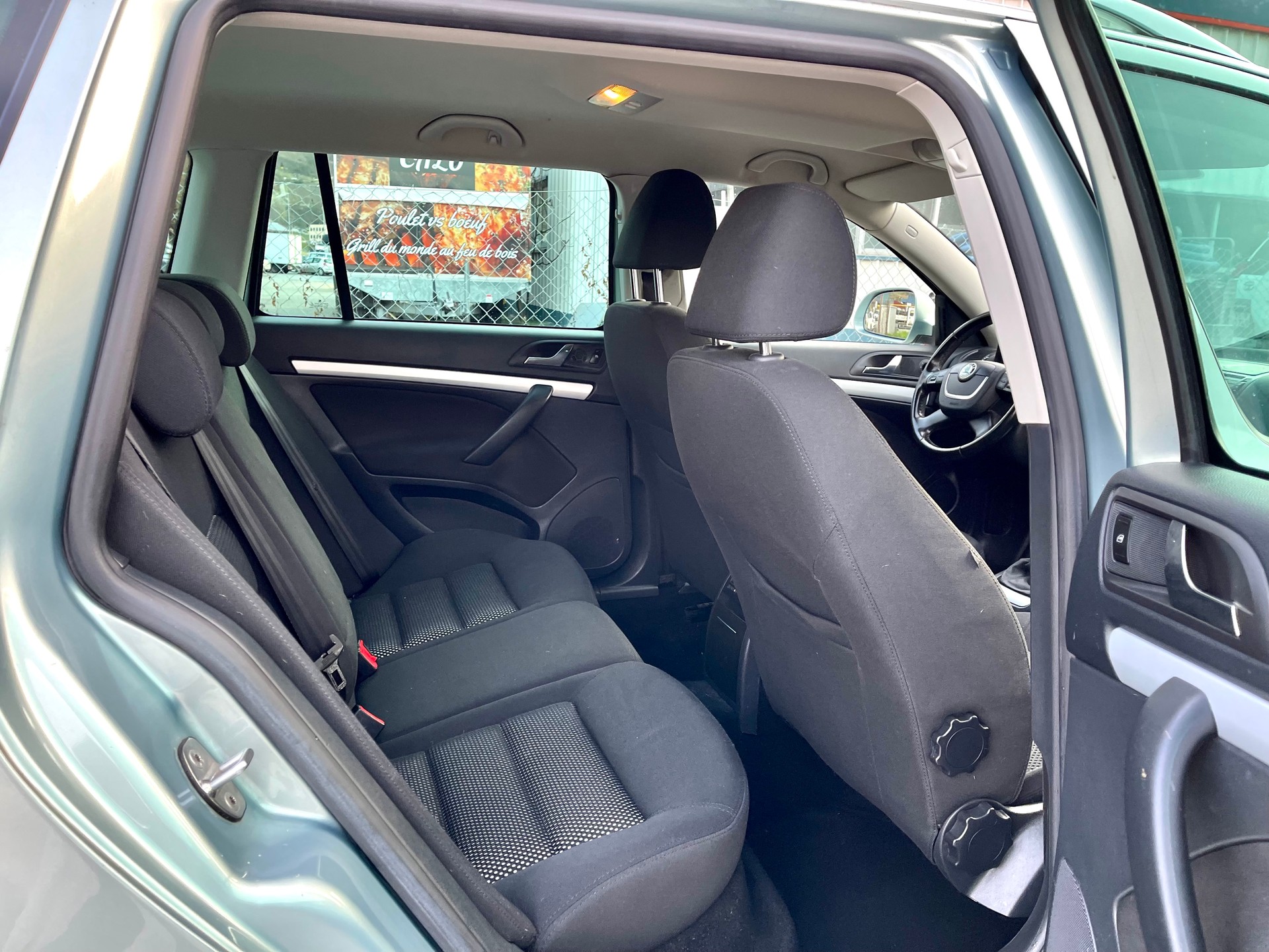 SKODA Octavia Combi 1.4 TSI Elegance DSG-image-9