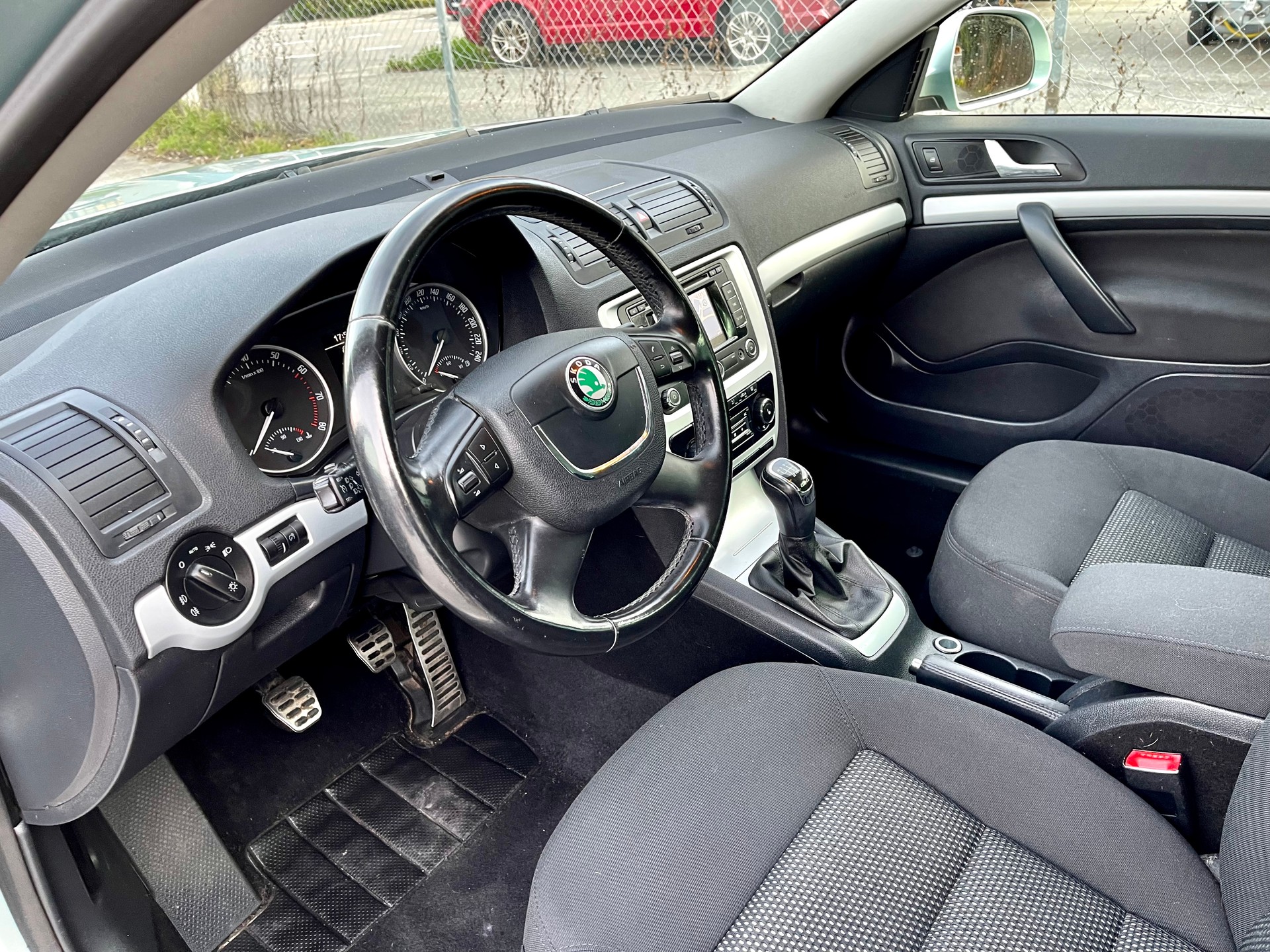 SKODA Octavia Combi 1.4 TSI Elegance DSG-image-16
