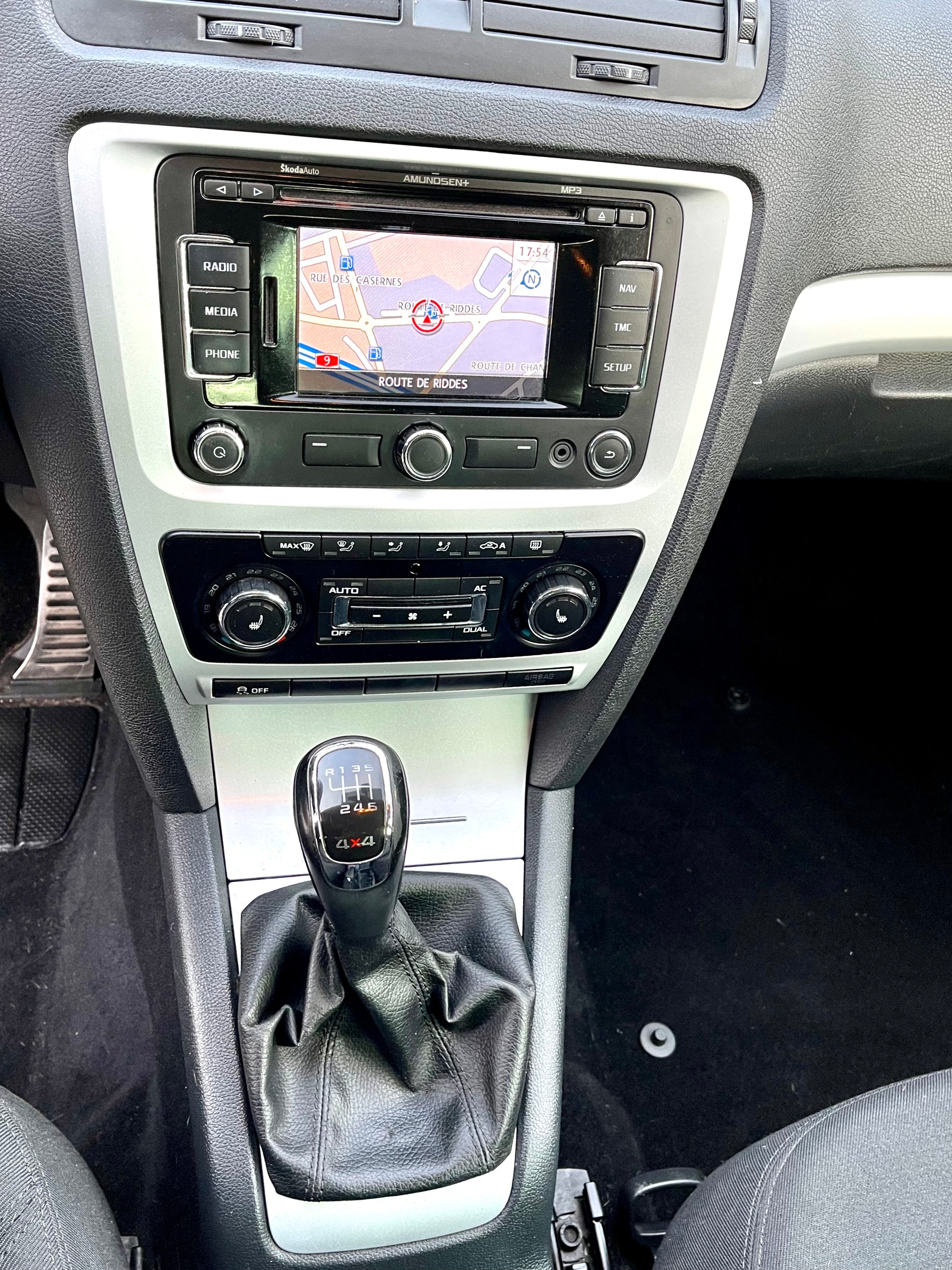 SKODA Octavia Combi 1.4 TSI Elegance DSG-image-23
