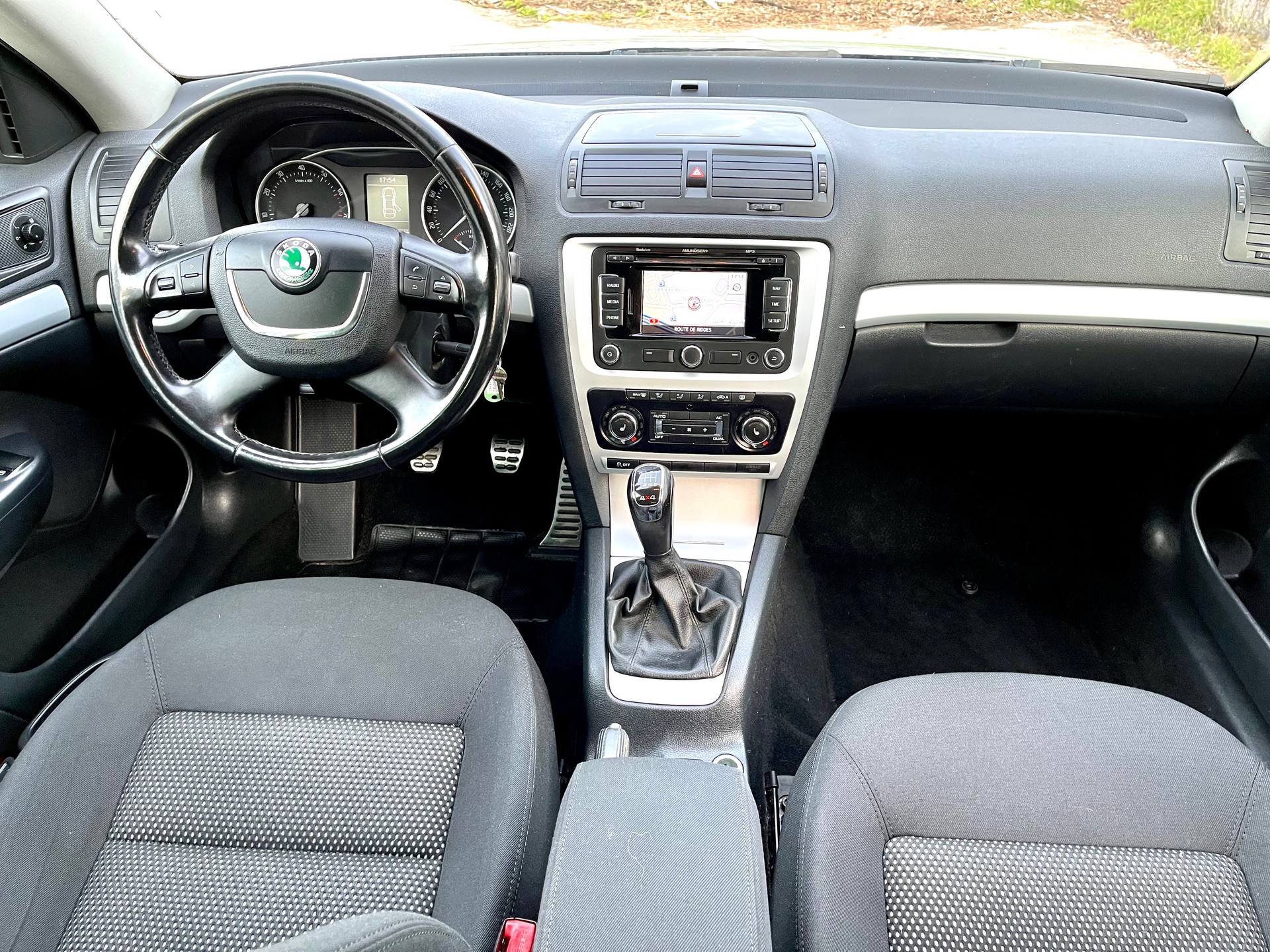 SKODA Octavia Combi 1.4 TSI Elegance DSG-image-25