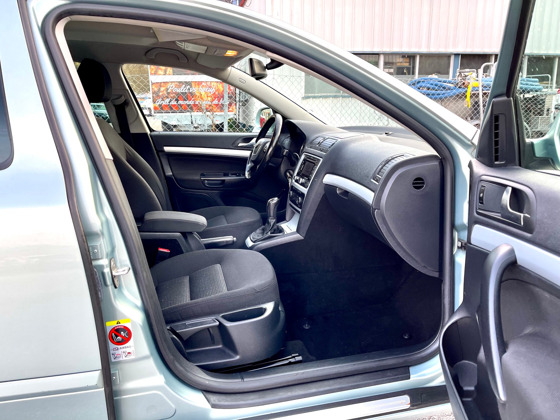 SKODA Octavia Combi 1.4 TSI Elegance DSG-image-11