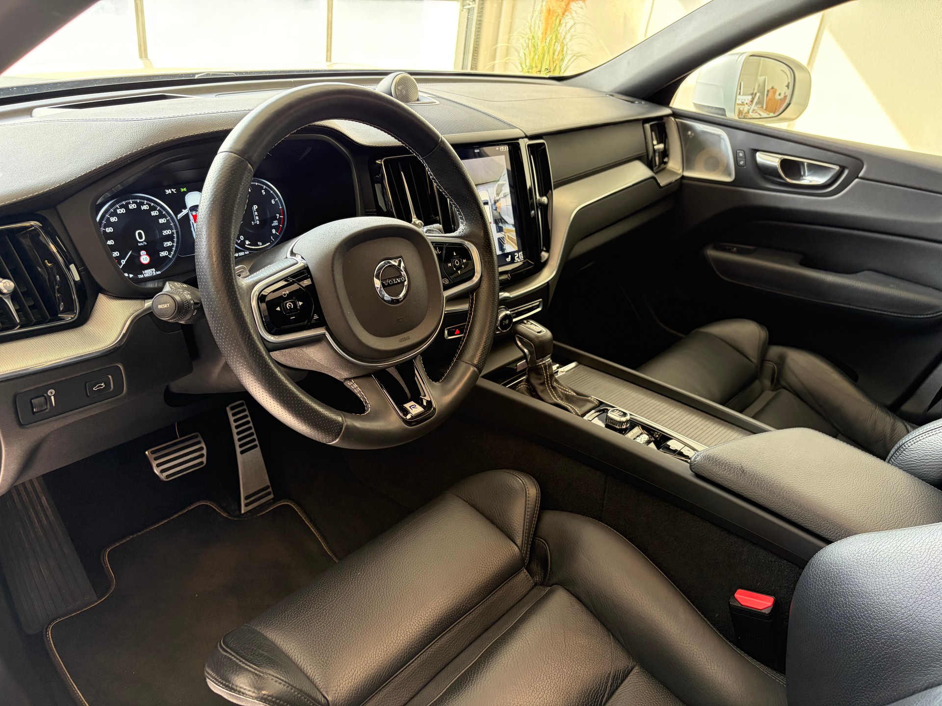 VOLVO XC60 T6 AWD R-Design Geartronic-image-6