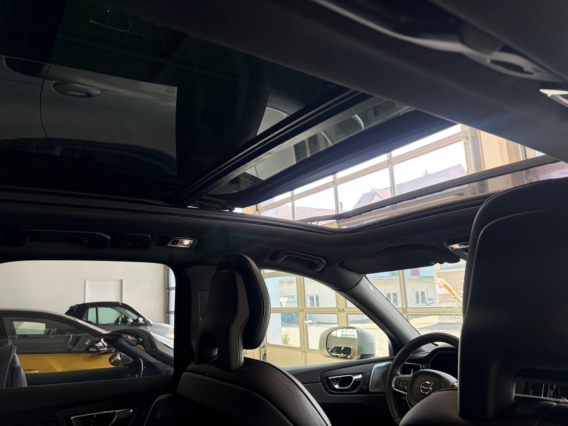 VOLVO XC60 T6 AWD R-Design Geartronic-image-9