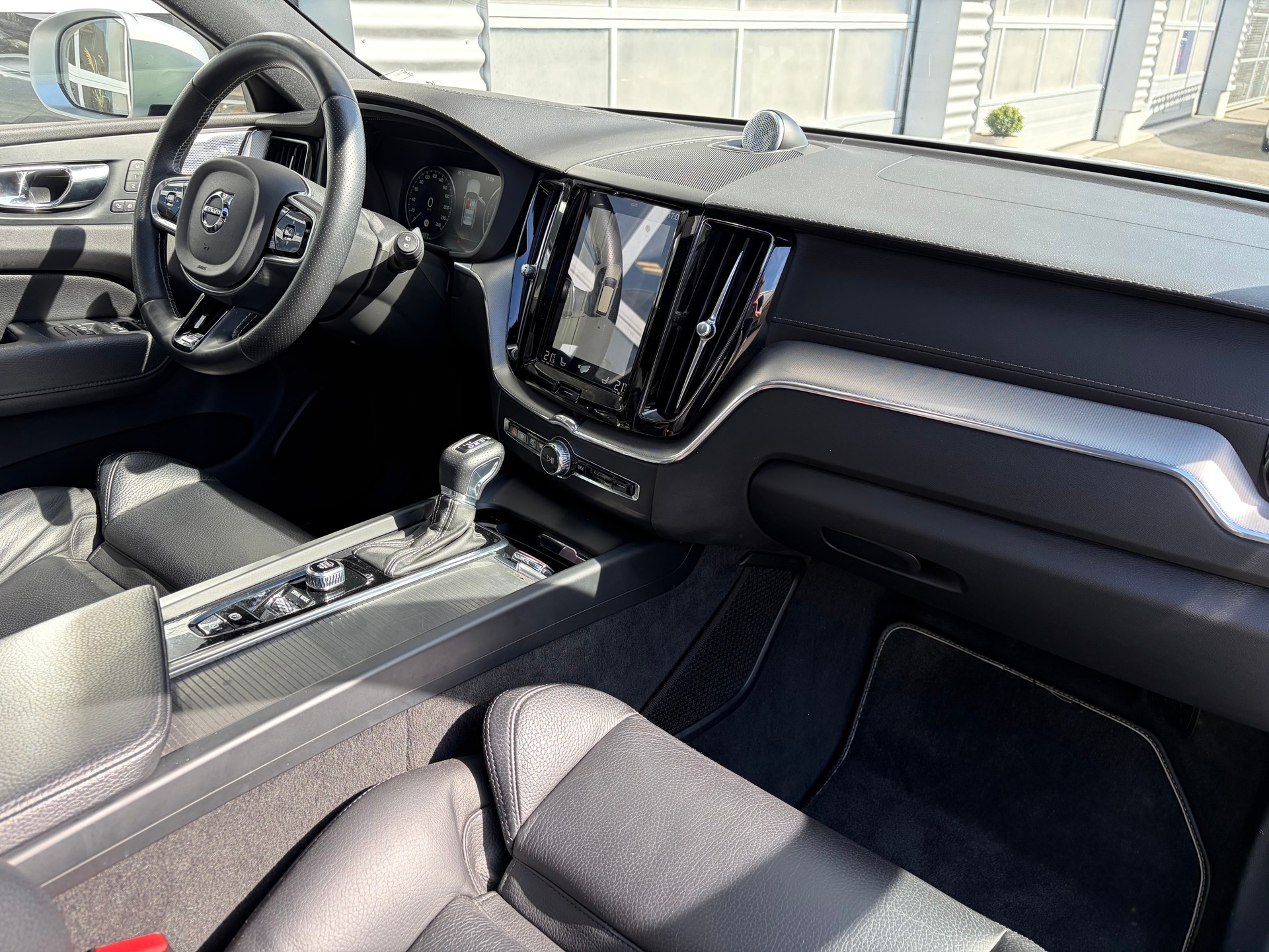 VOLVO XC60 T6 AWD R-Design Geartronic-image-15
