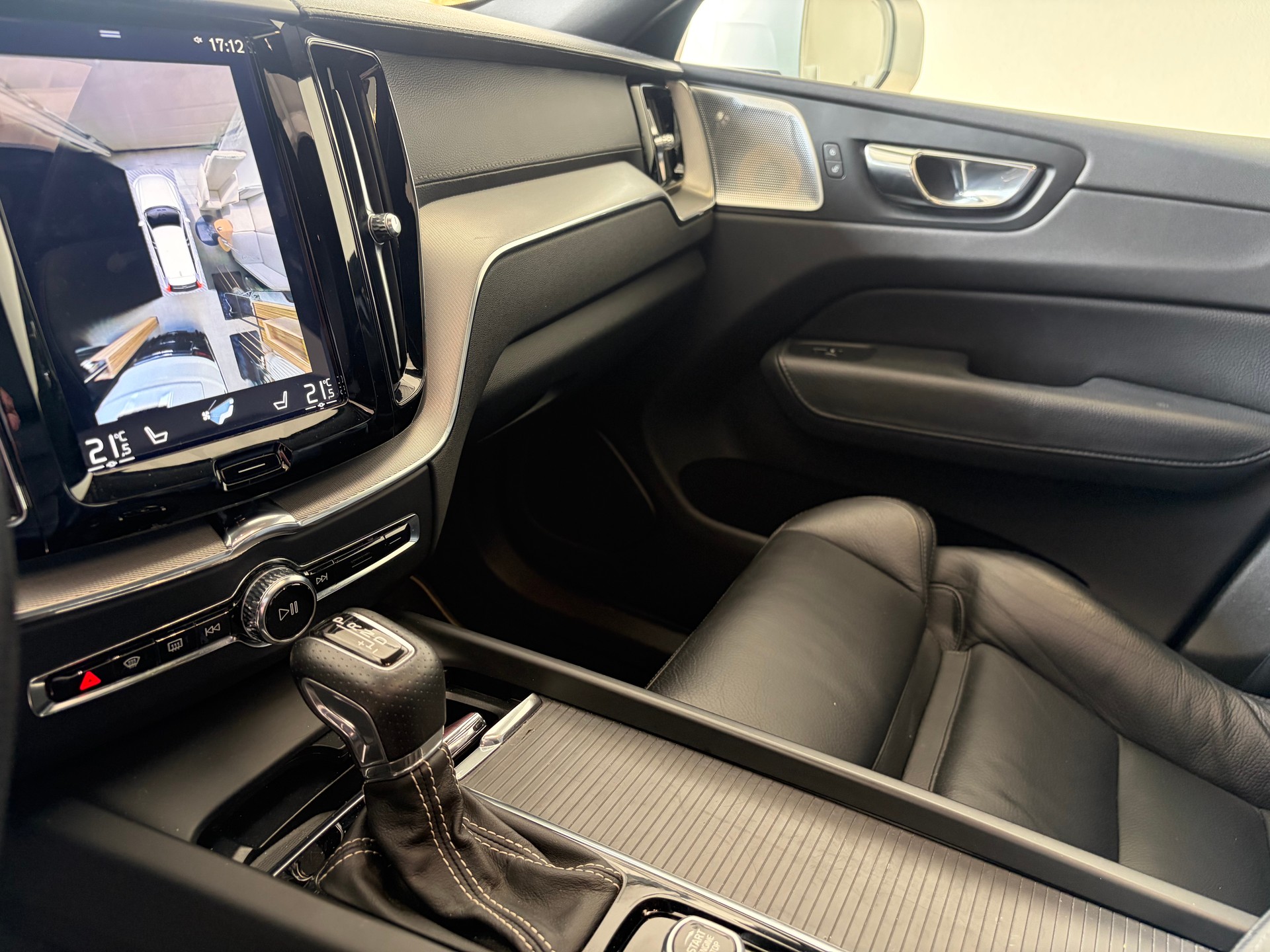 VOLVO XC60 T6 AWD R-Design Geartronic-image-7