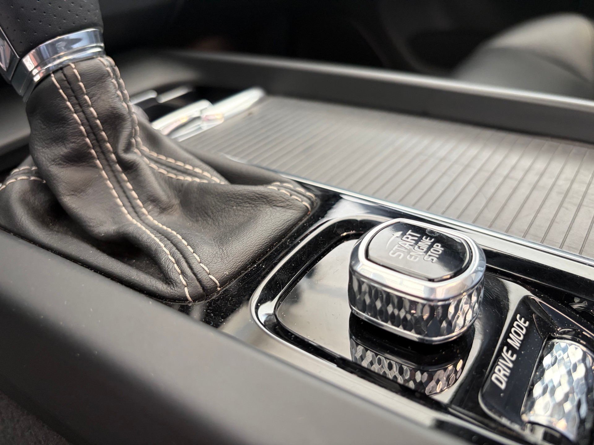 VOLVO XC60 T6 AWD R-Design Geartronic-image-8