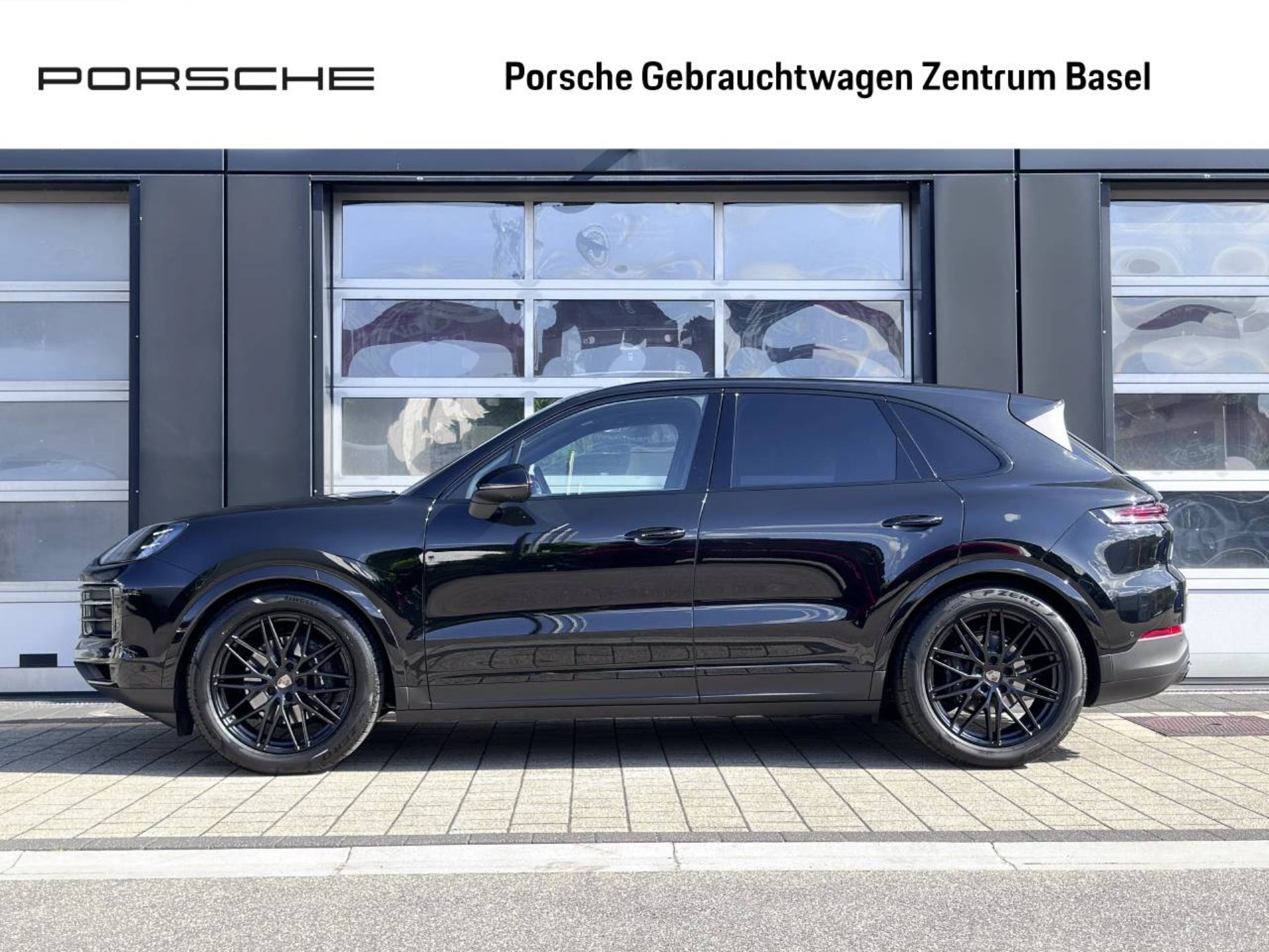 PORSCHE Cayenne-showroom-element-1