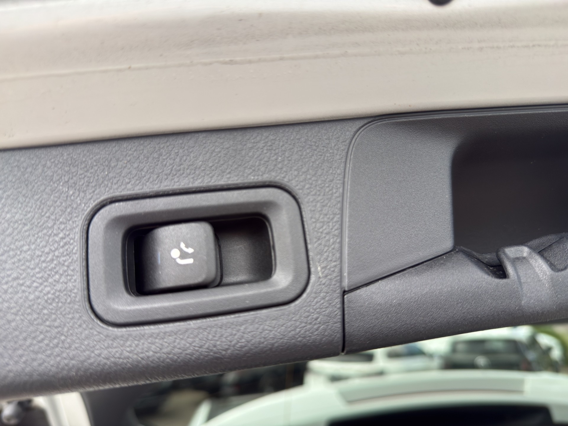 MERCEDES-BENZ B 200 4Matic AMG Line-image-14