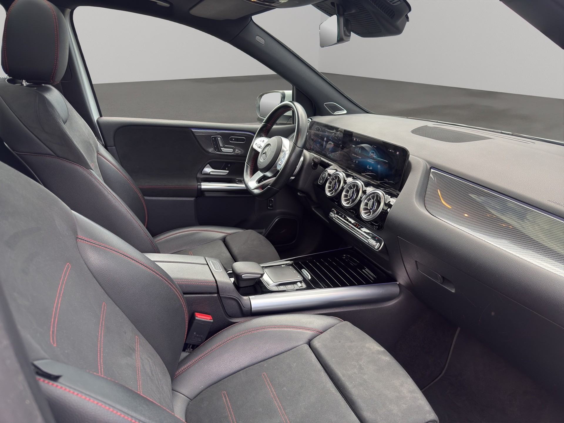 MERCEDES-BENZ B 200 4Matic AMG Line-image-9