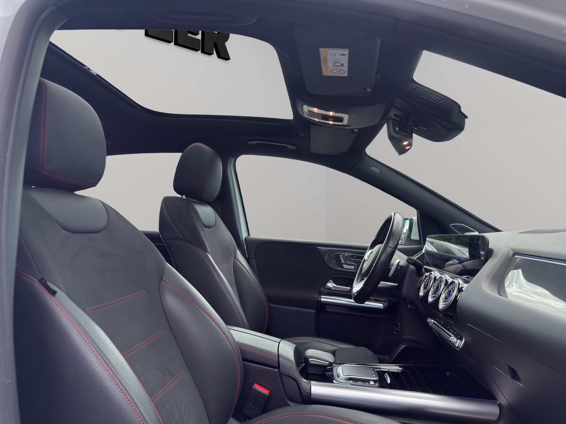 MERCEDES-BENZ B 200 4Matic AMG Line-image-8