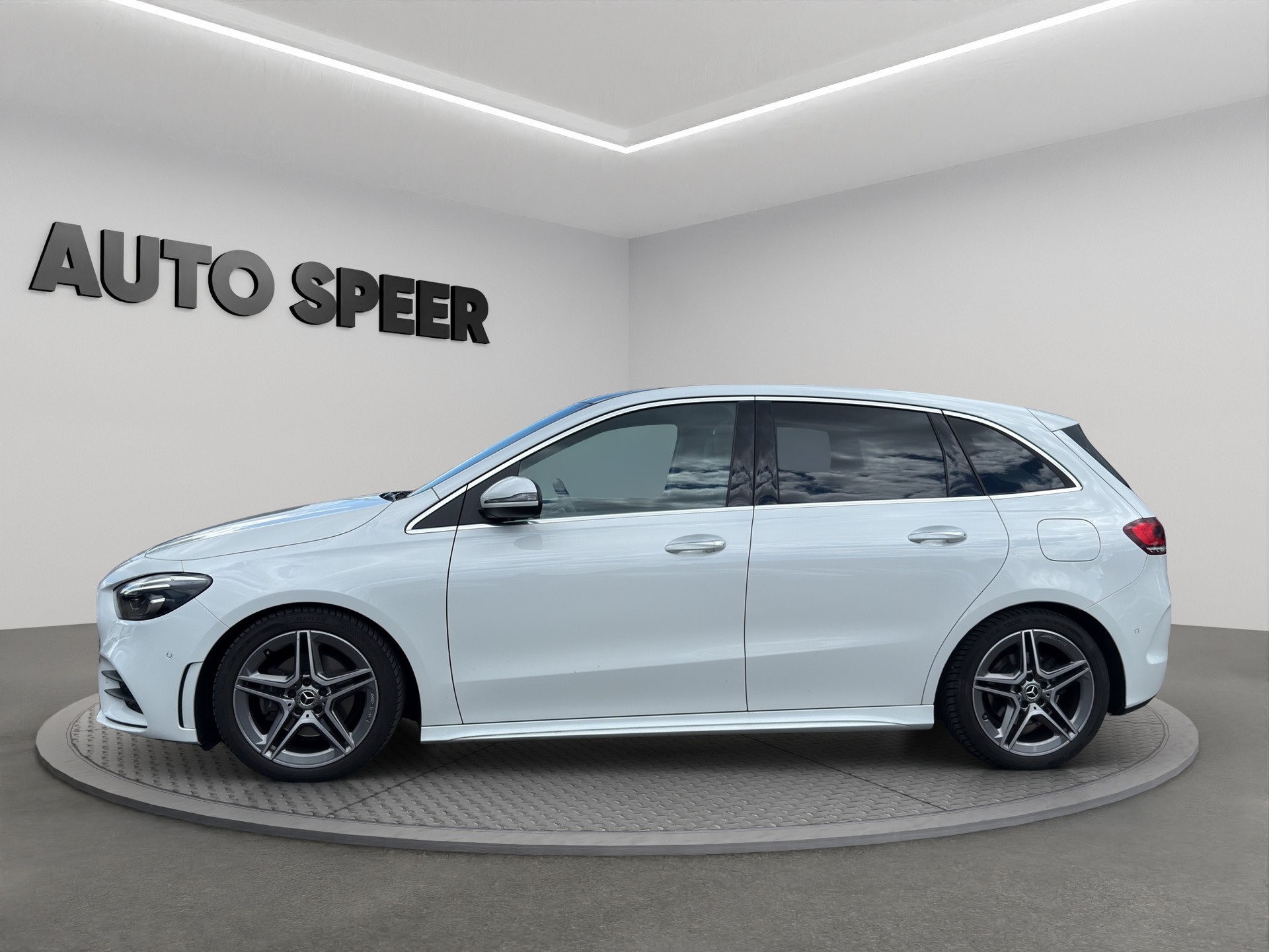 MERCEDES-BENZ B 200 4Matic AMG Line-image-1