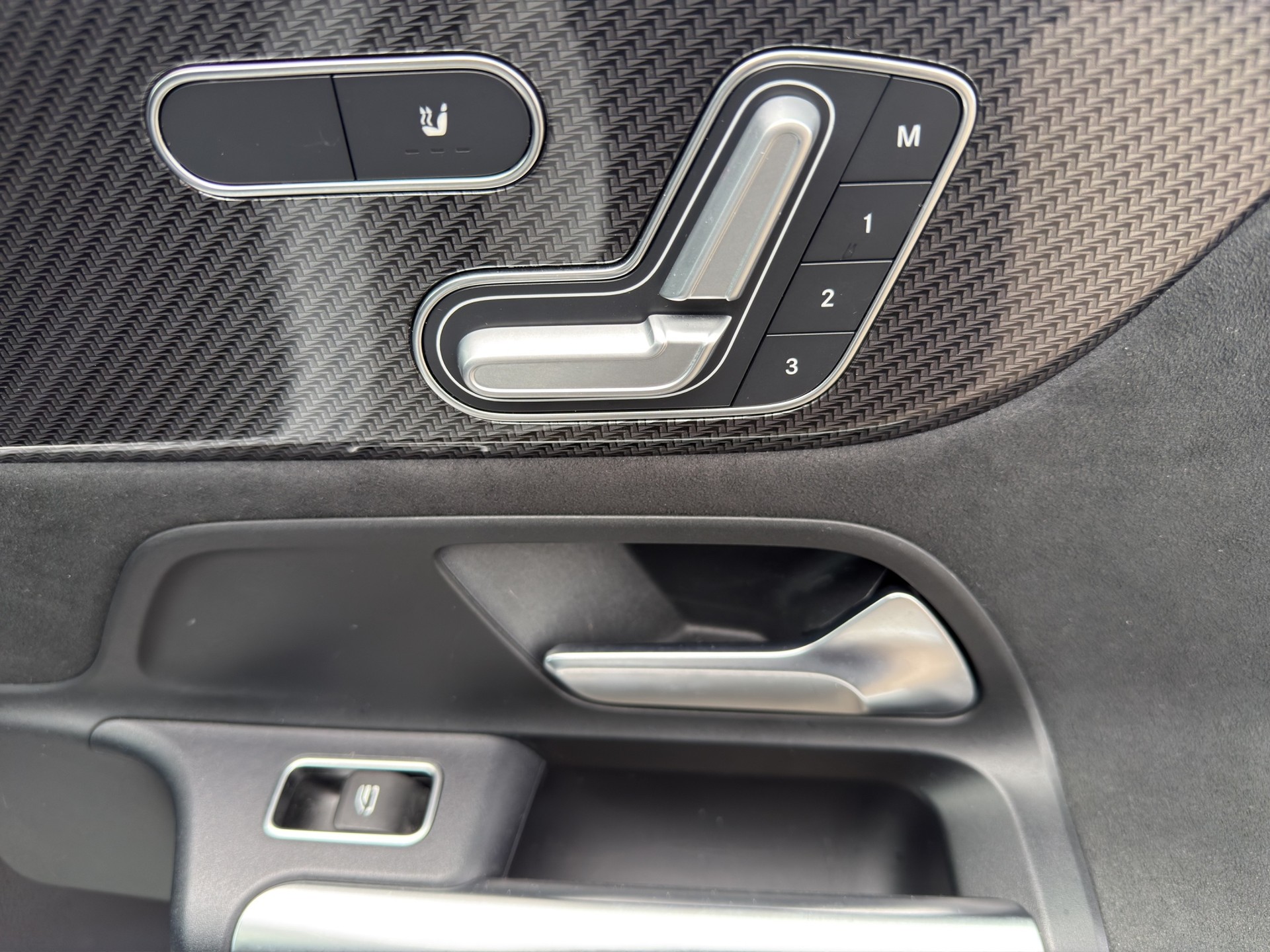 MERCEDES-BENZ B 200 4Matic AMG Line-image-10
