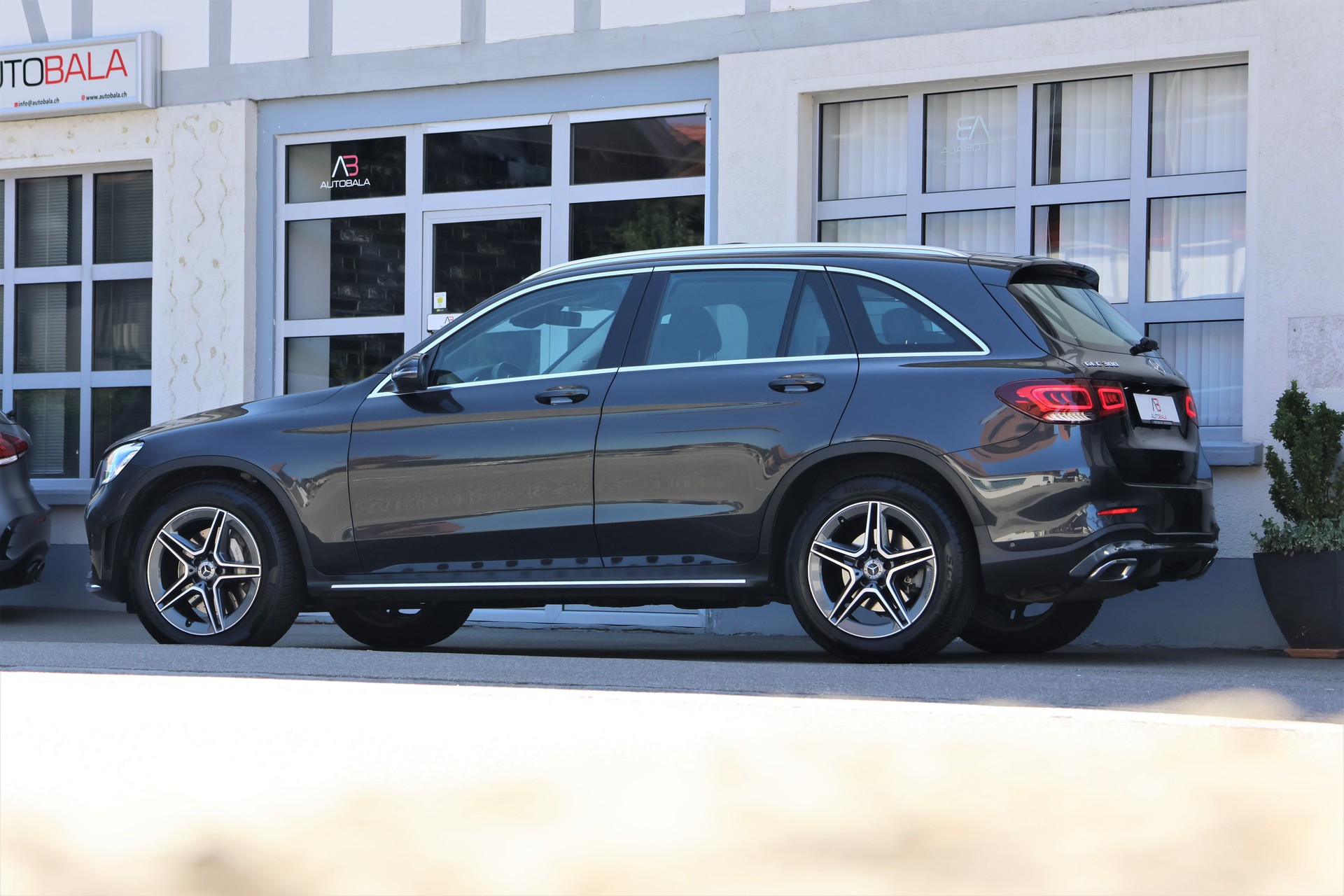 MERCEDES-BENZ GLC 300 AMG Line 4Matic 9G-Tronic + 2.4T AHK-image-3