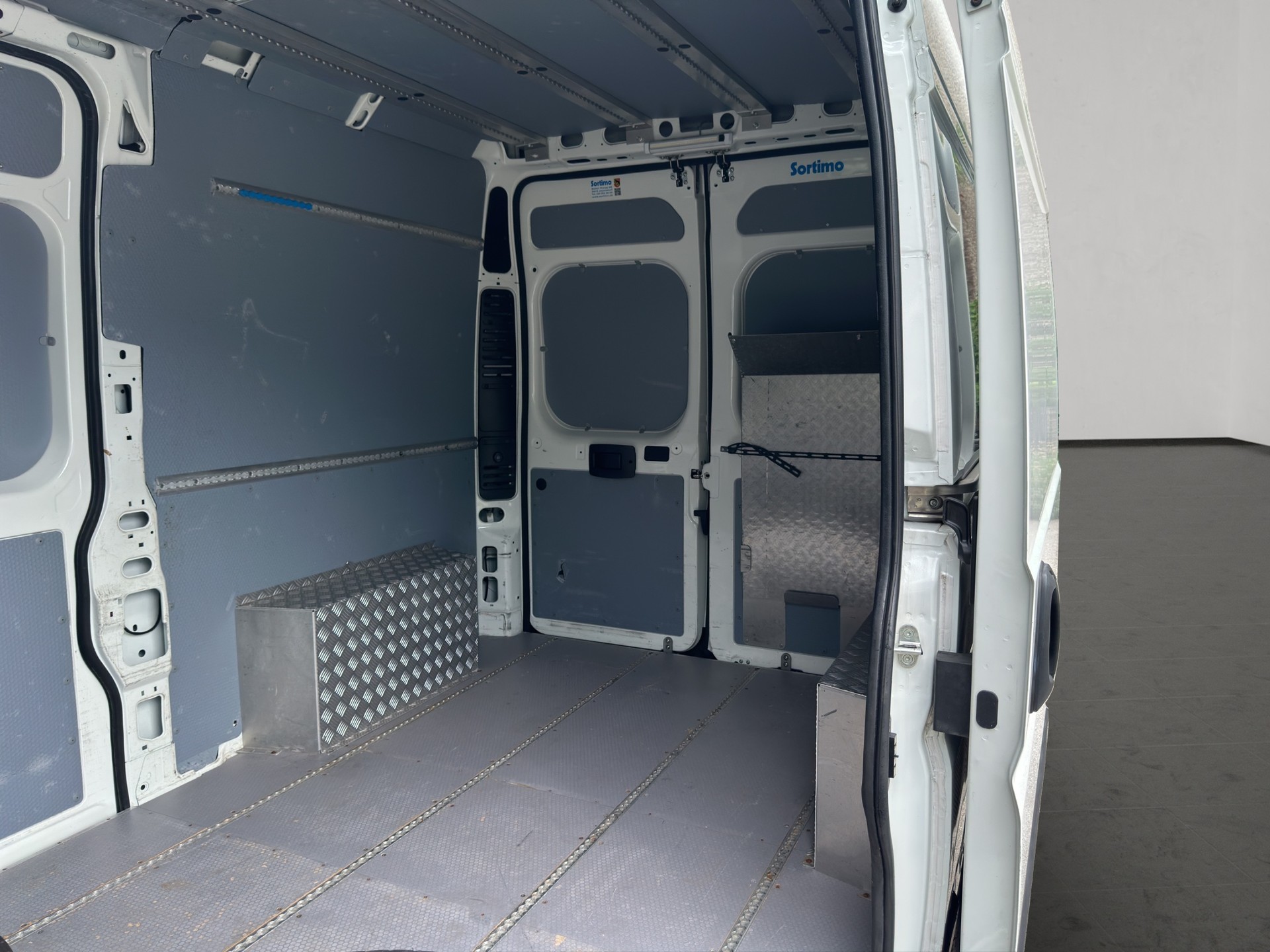 PEUGEOT Boxer 2.0 HDI 335 Active L2H2-image-12