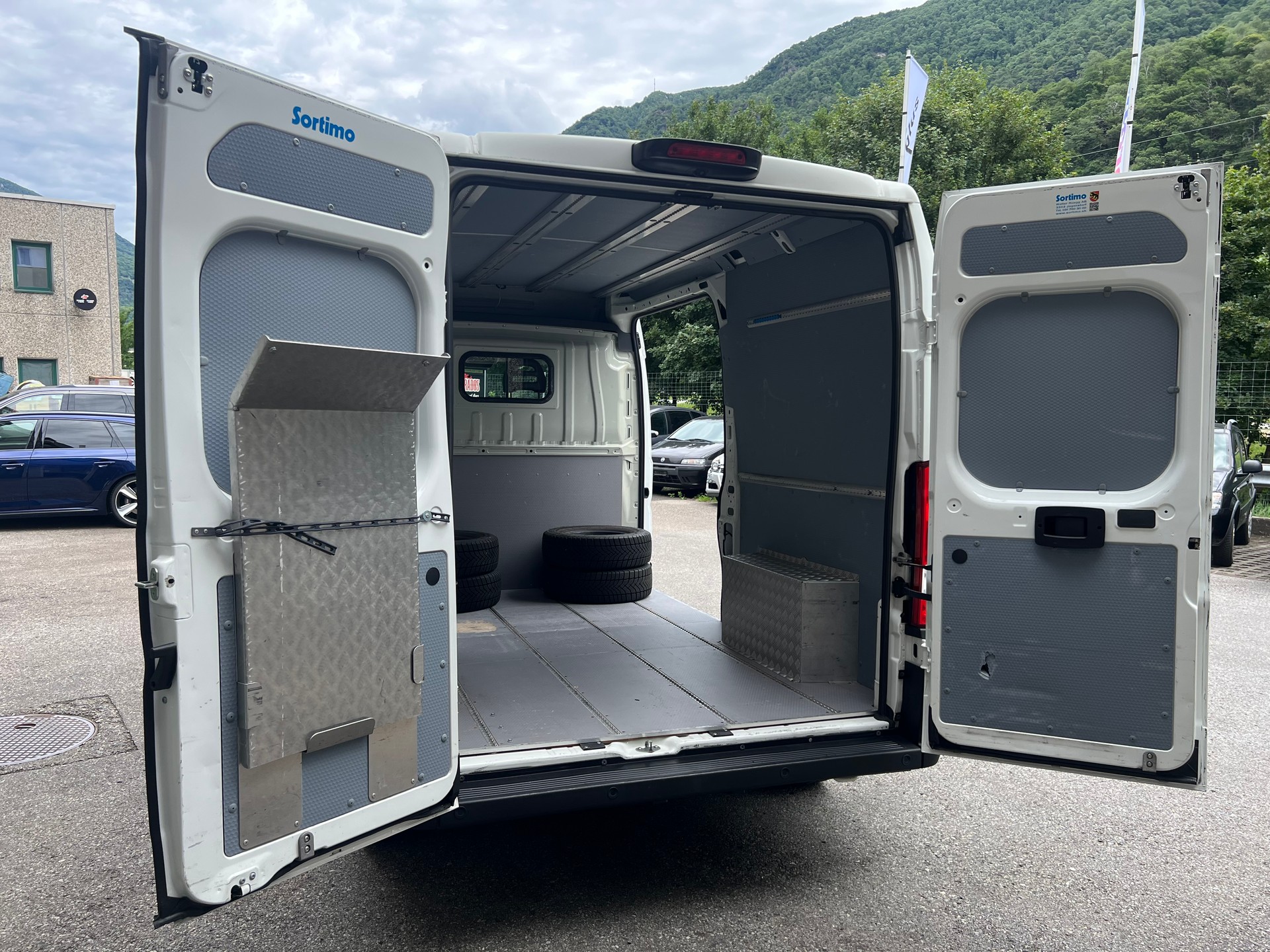 PEUGEOT Boxer 2.0 HDI 335 Active L2H2-image-11