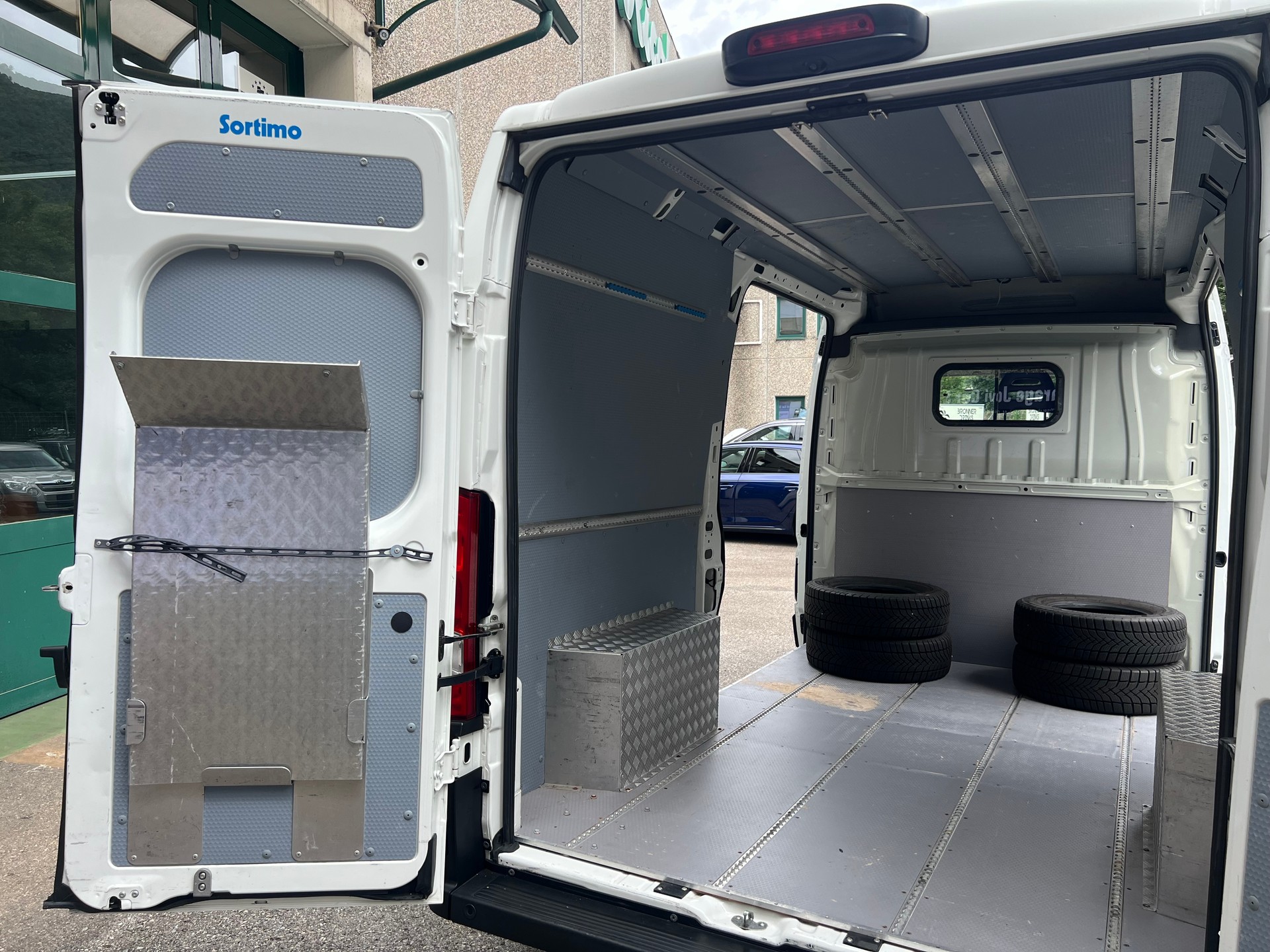 PEUGEOT Boxer 2.0 HDI 335 Active L2H2-image-12