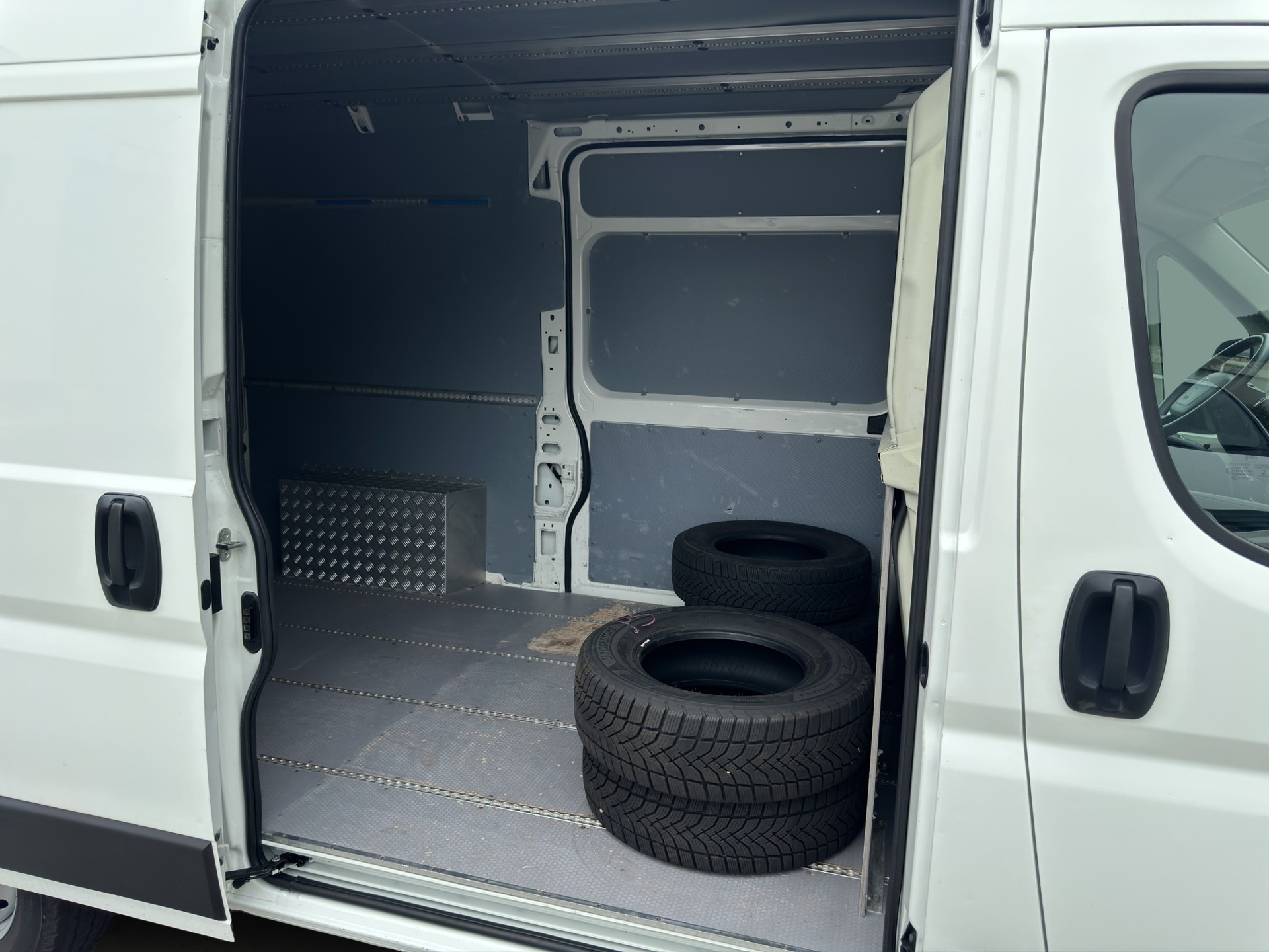 PEUGEOT Boxer 2.0 HDI 335 Active L2H2-image-15