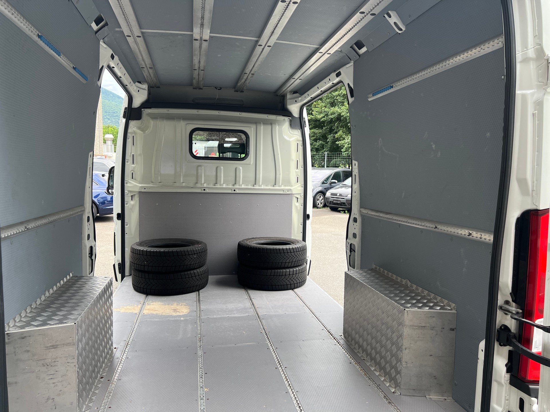 PEUGEOT Boxer 2.0 HDI 335 Active L2H2-image-13