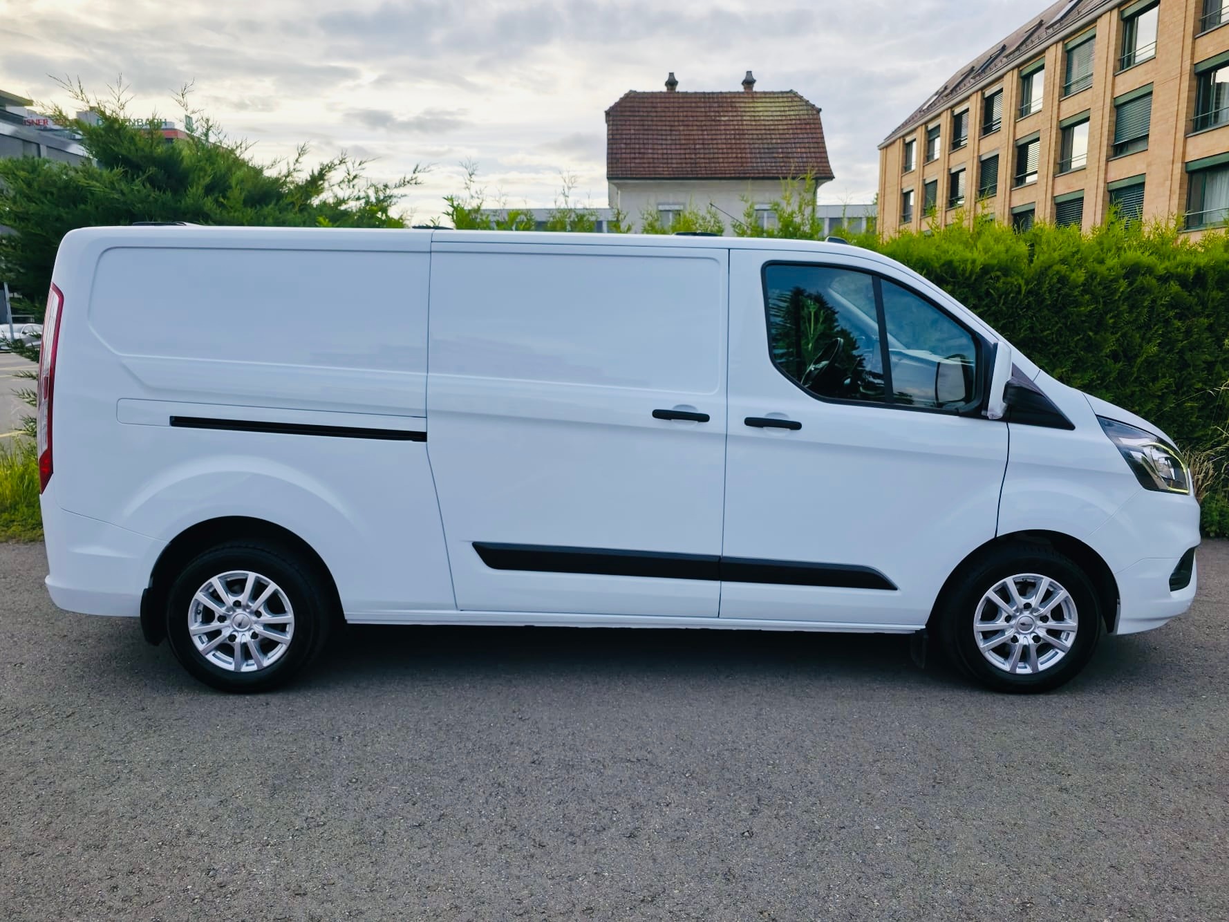 FORD Transit Custom Van 320 L2H1 Trend A-image-2