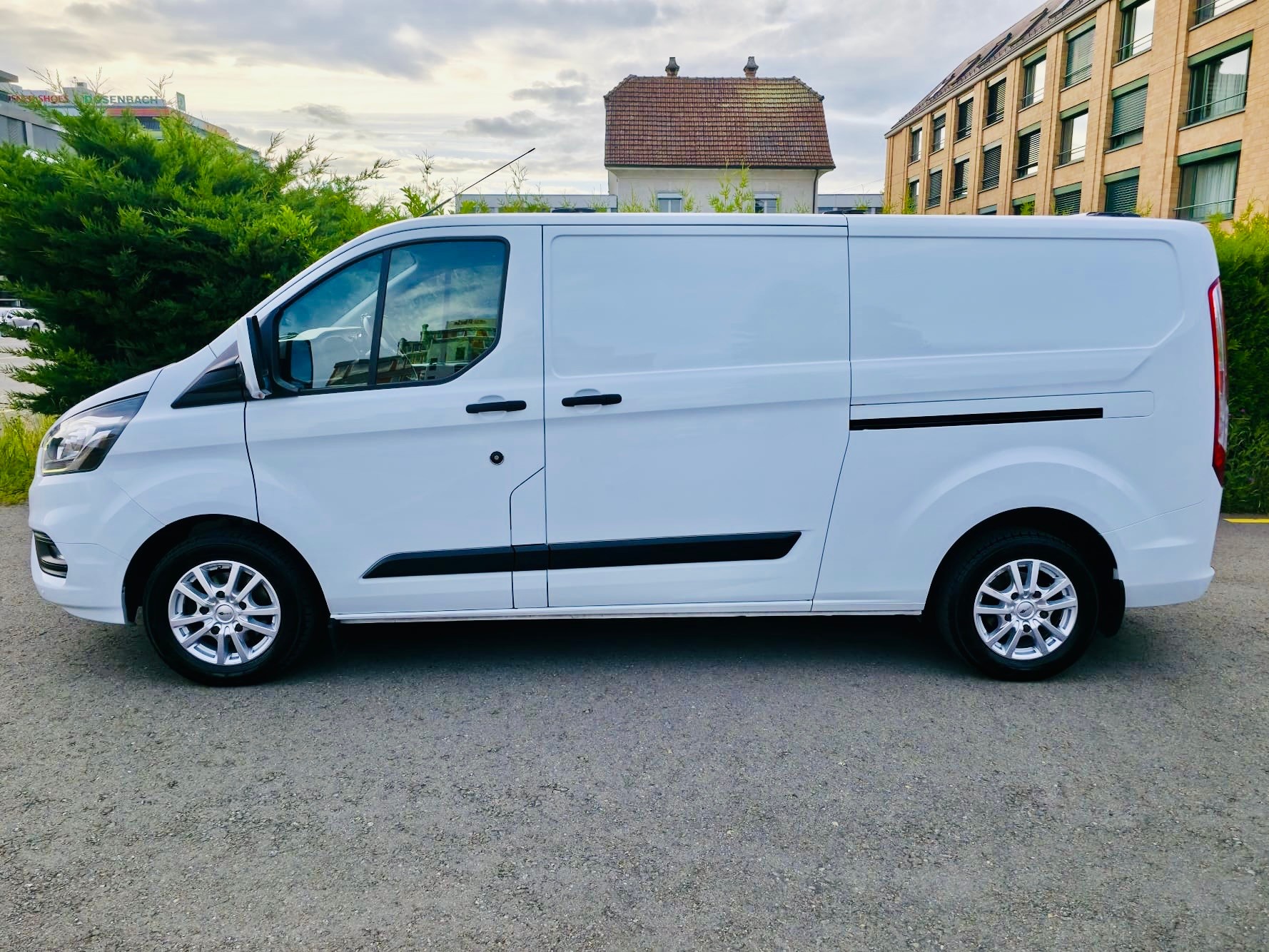 FORD Transit Custom Van 320 L2H1 Trend A-image-3