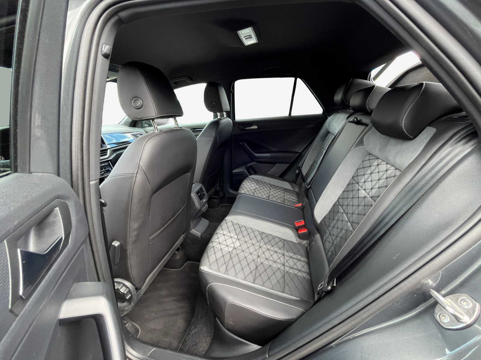 VW T-Roc 2.0 TSI R-Line DSG 4Motion-image-11