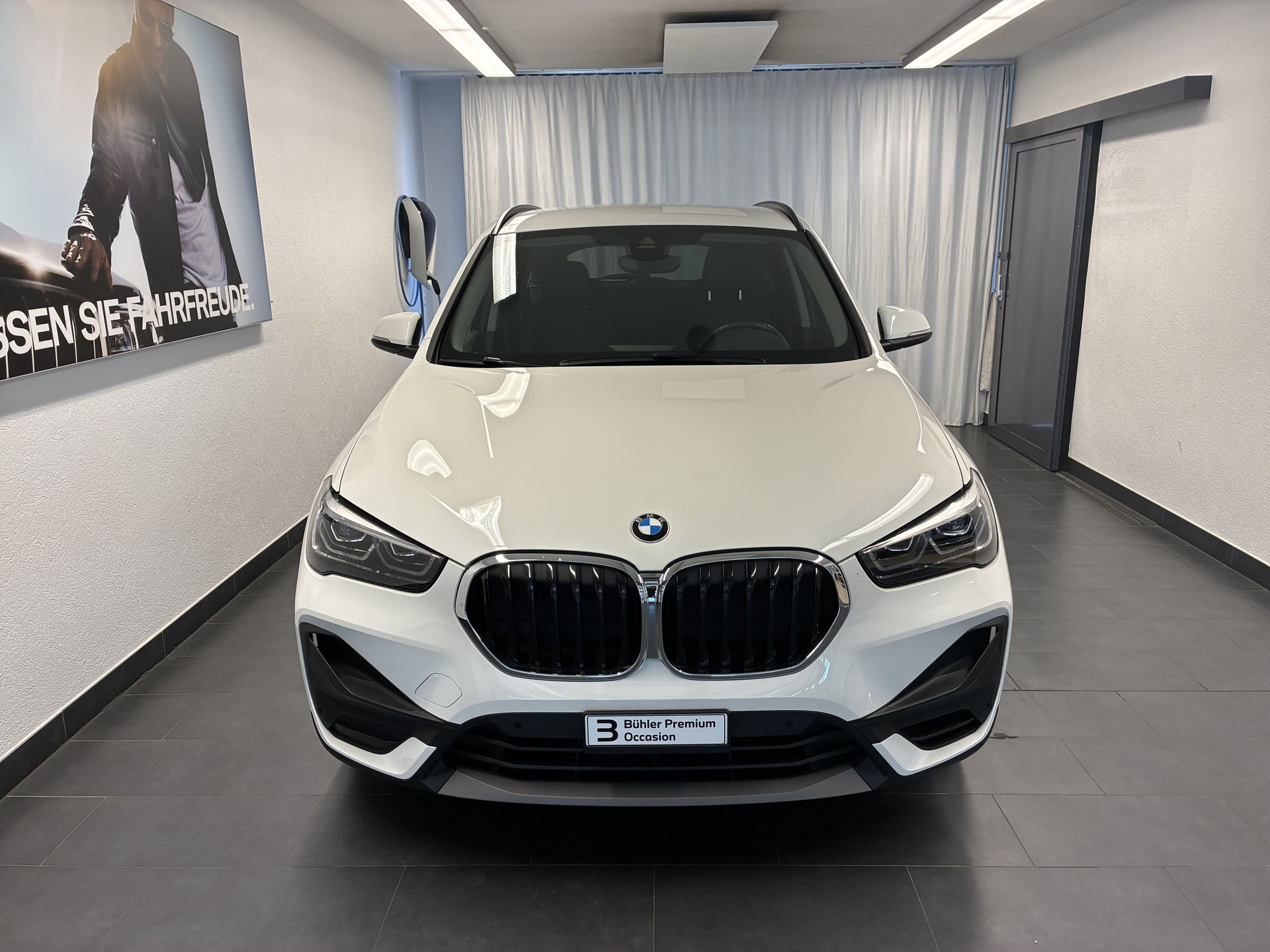BMW X1 18i sDrive-image-1