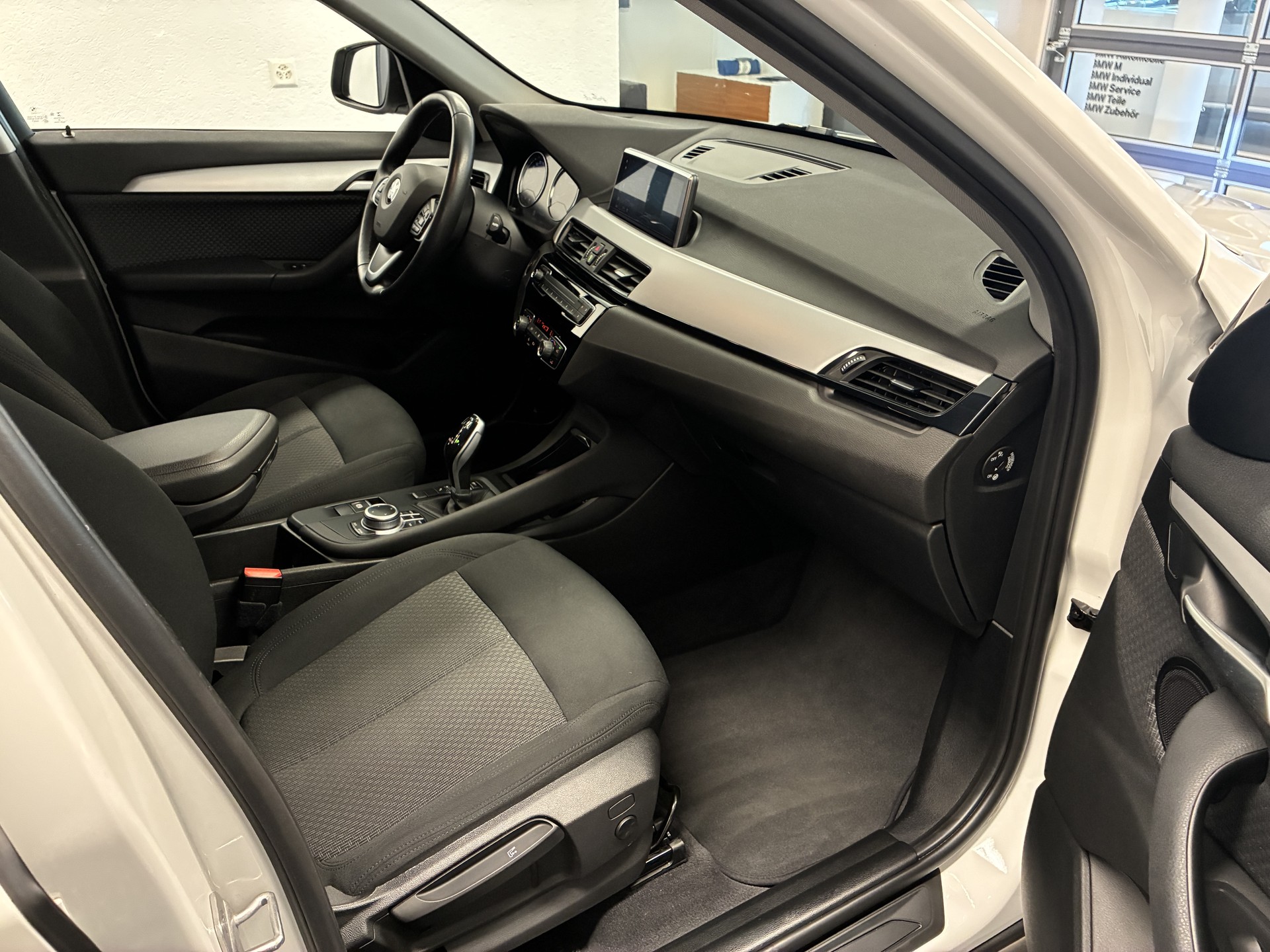 BMW X1 18i sDrive-image-9