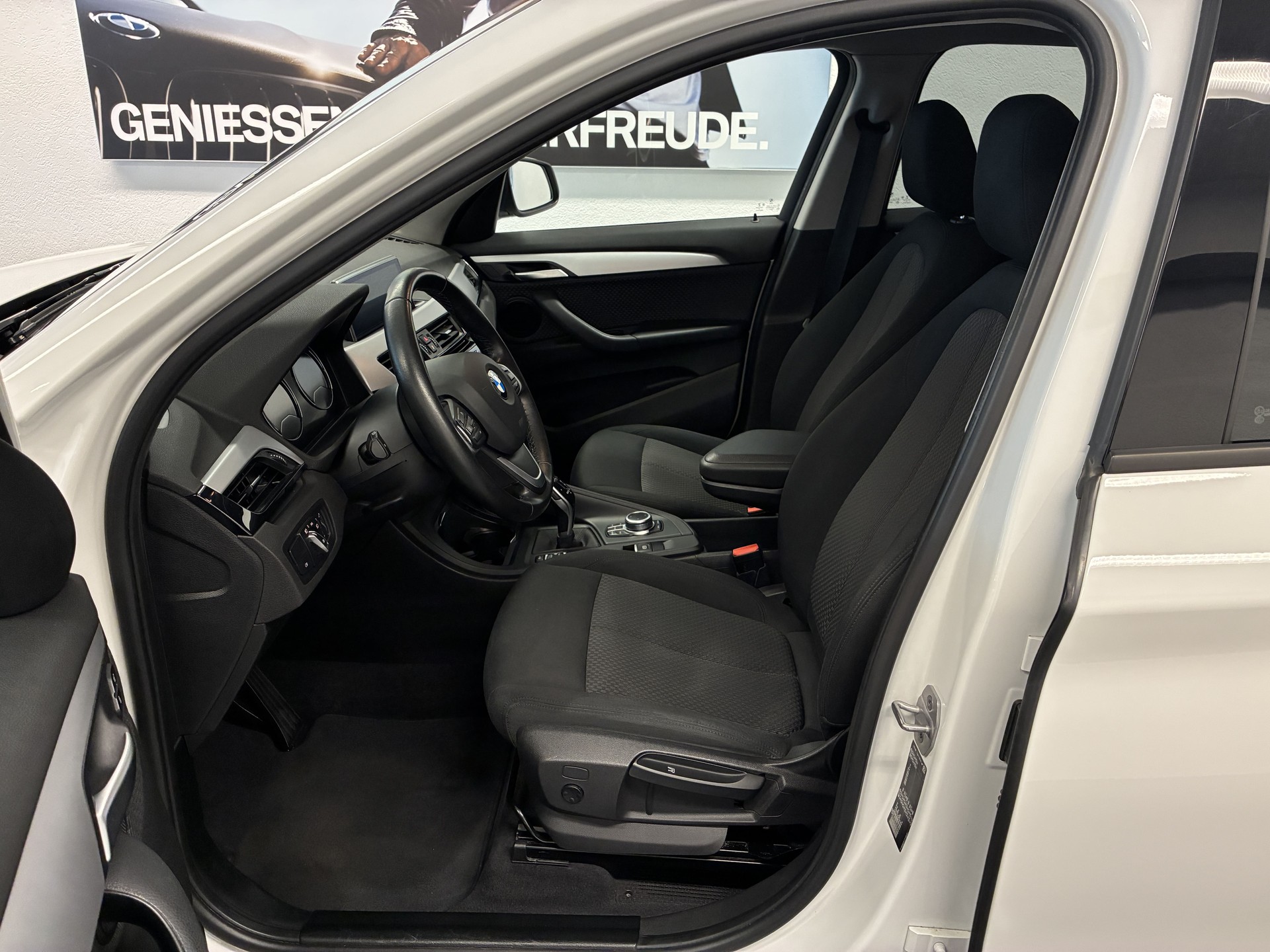 BMW X1 18i sDrive-image-8