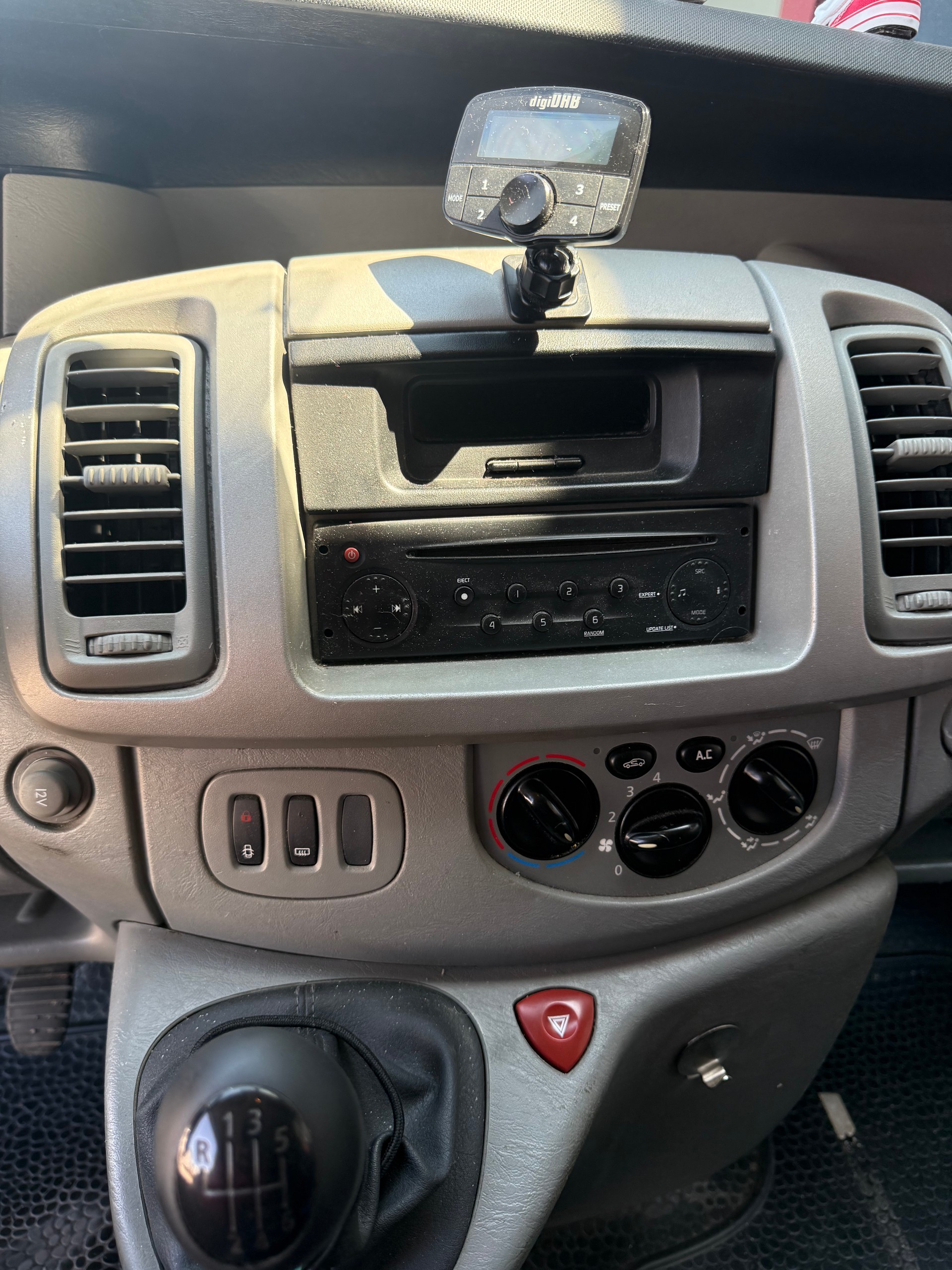 RENAULT Als Wohnwagen gebaut-image-10