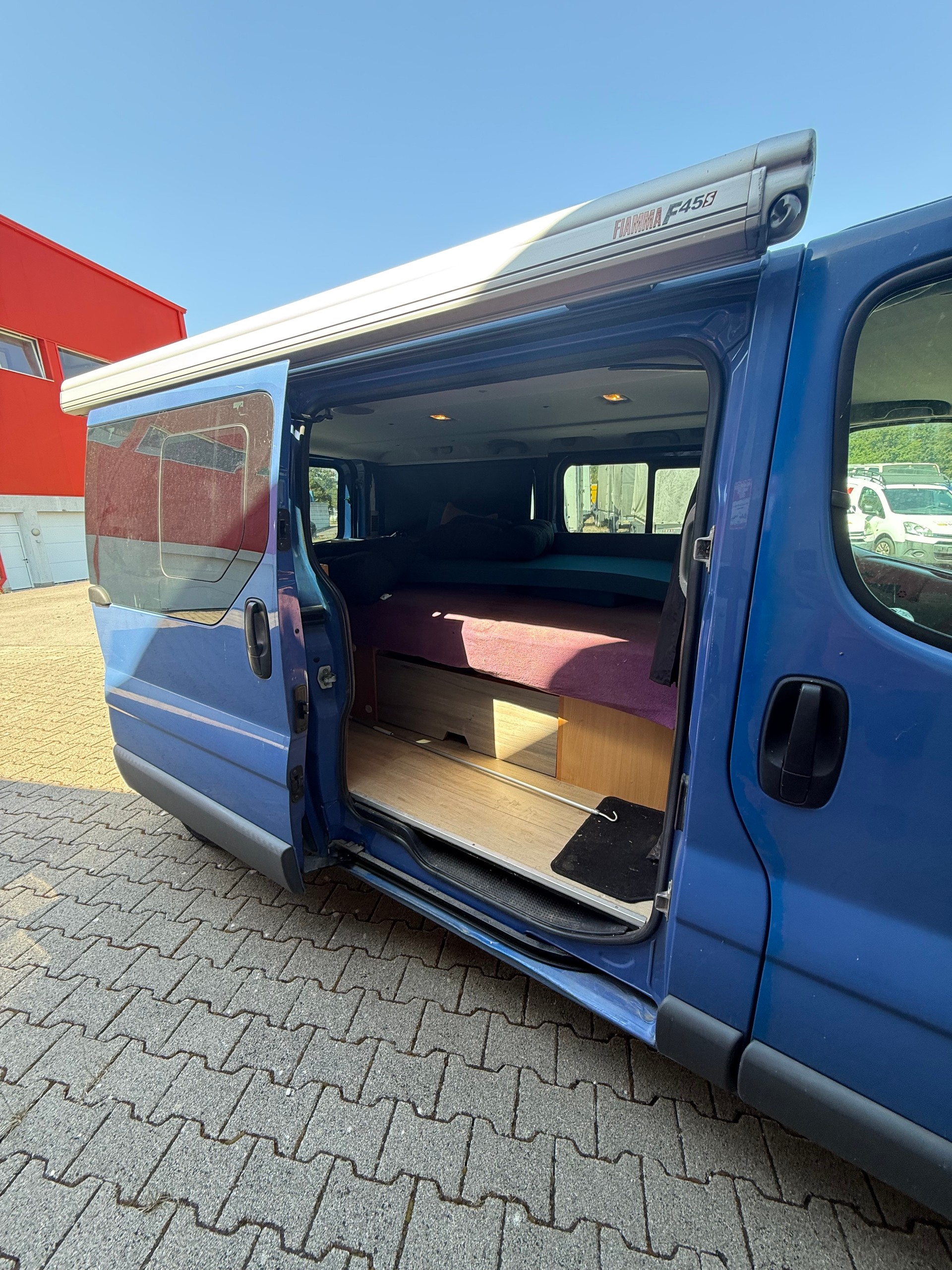 RENAULT Als Wohnwagen gebaut-image-3