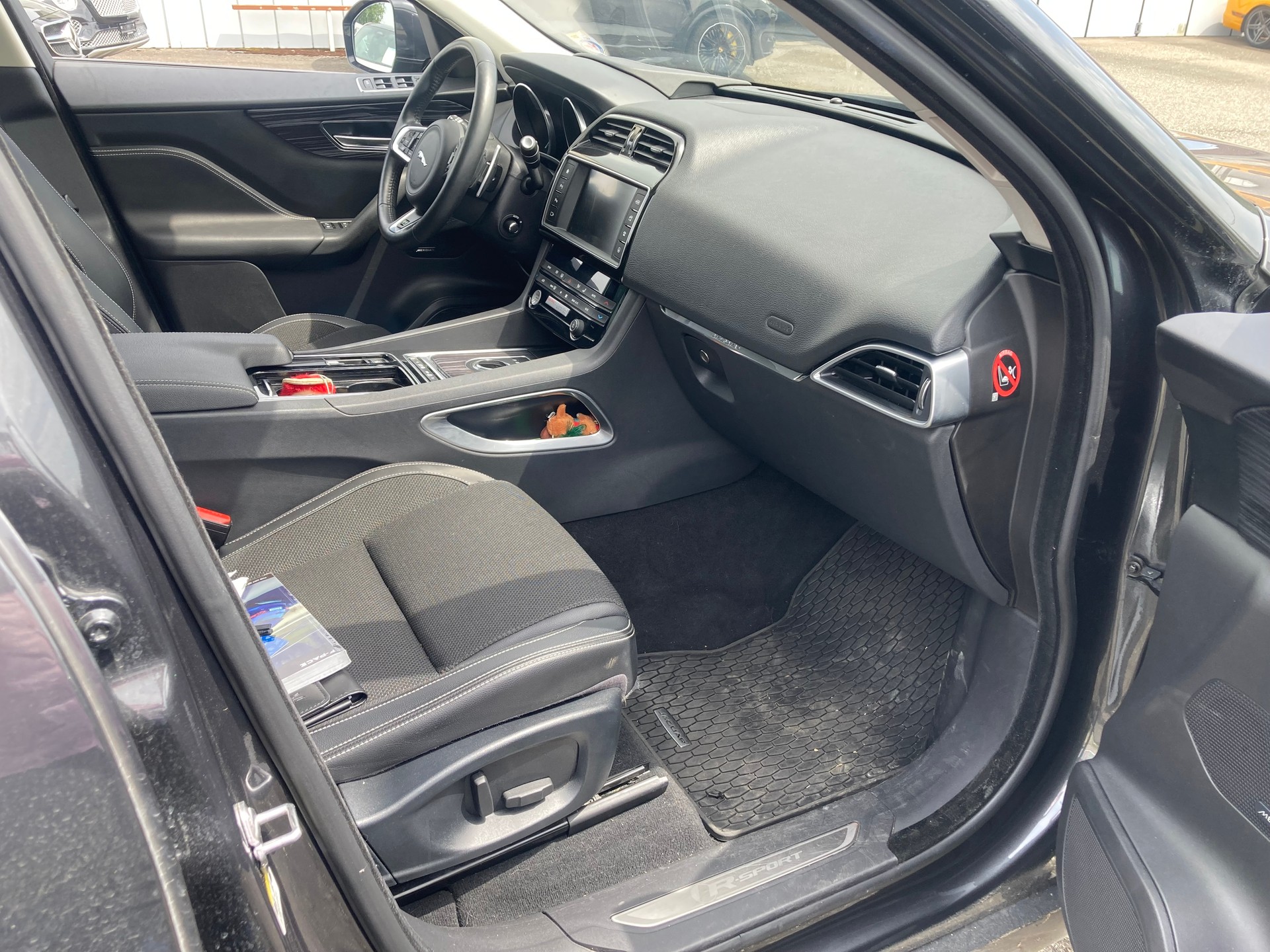 JAGUAR F-Pace 25d R-Sport AWD Automatik 90YRS Celebration Ed.-image-9