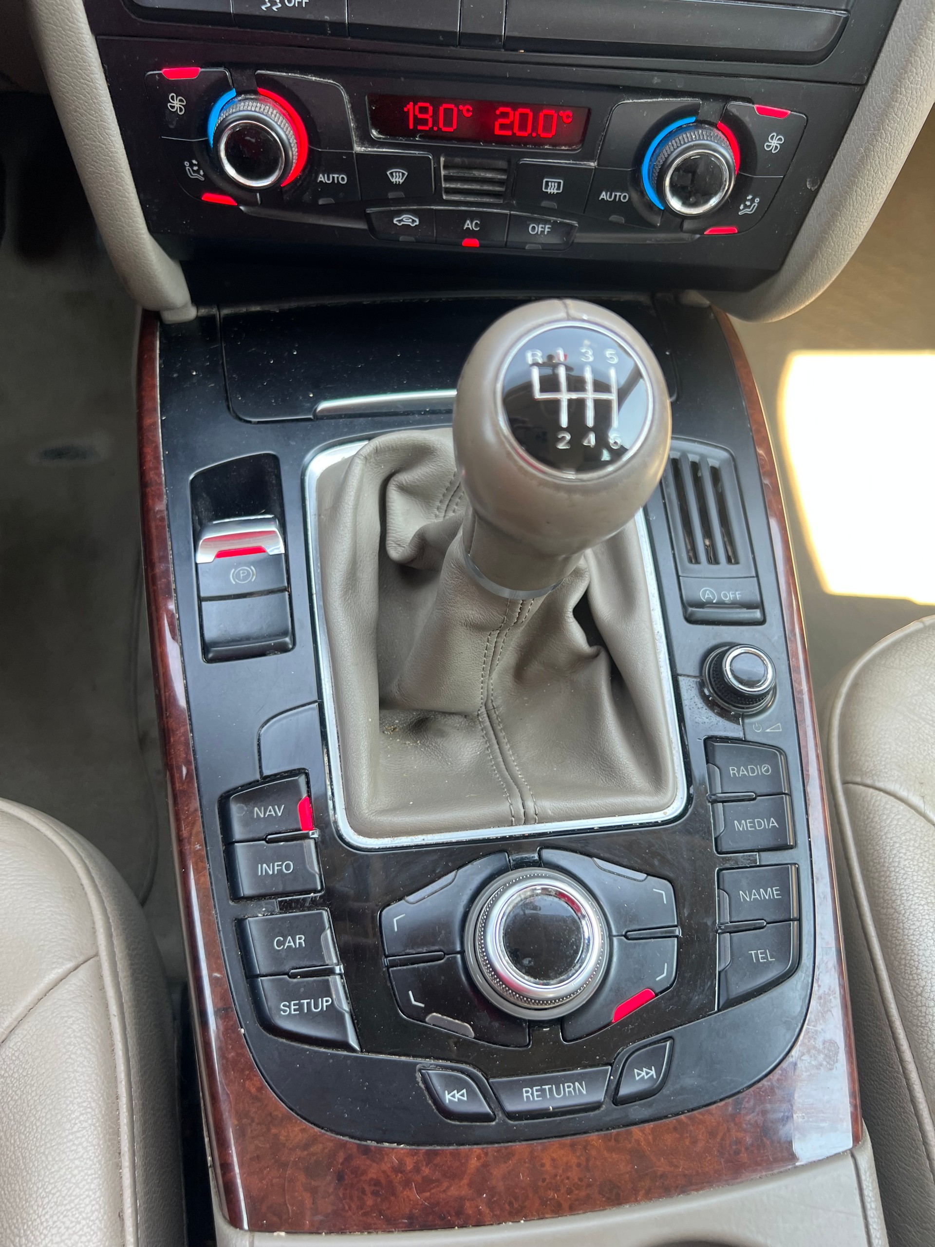 AUDI A4 Avant 2.0 TDI quattro-image-12