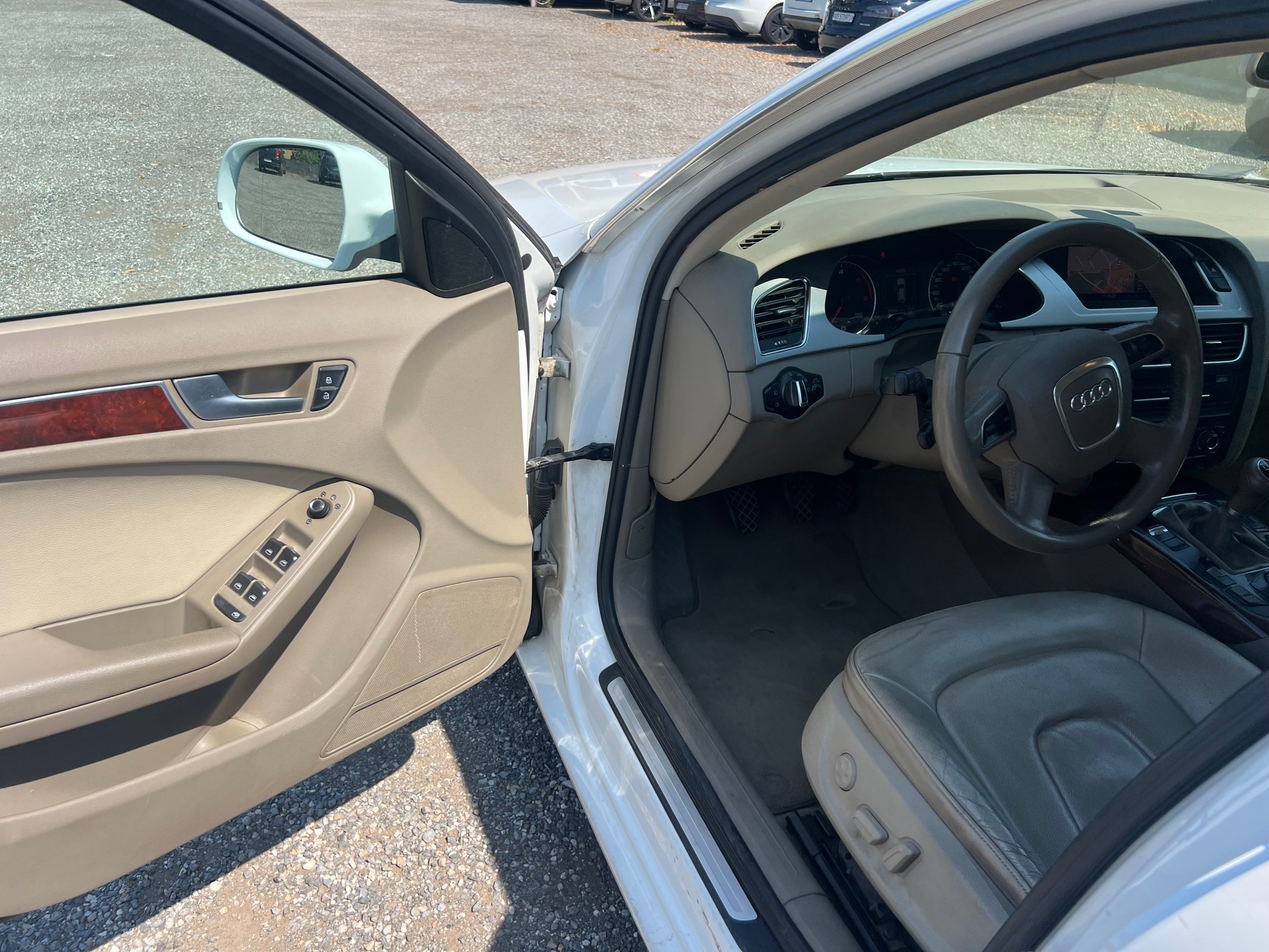 AUDI A4 Avant 2.0 TDI quattro-image-8